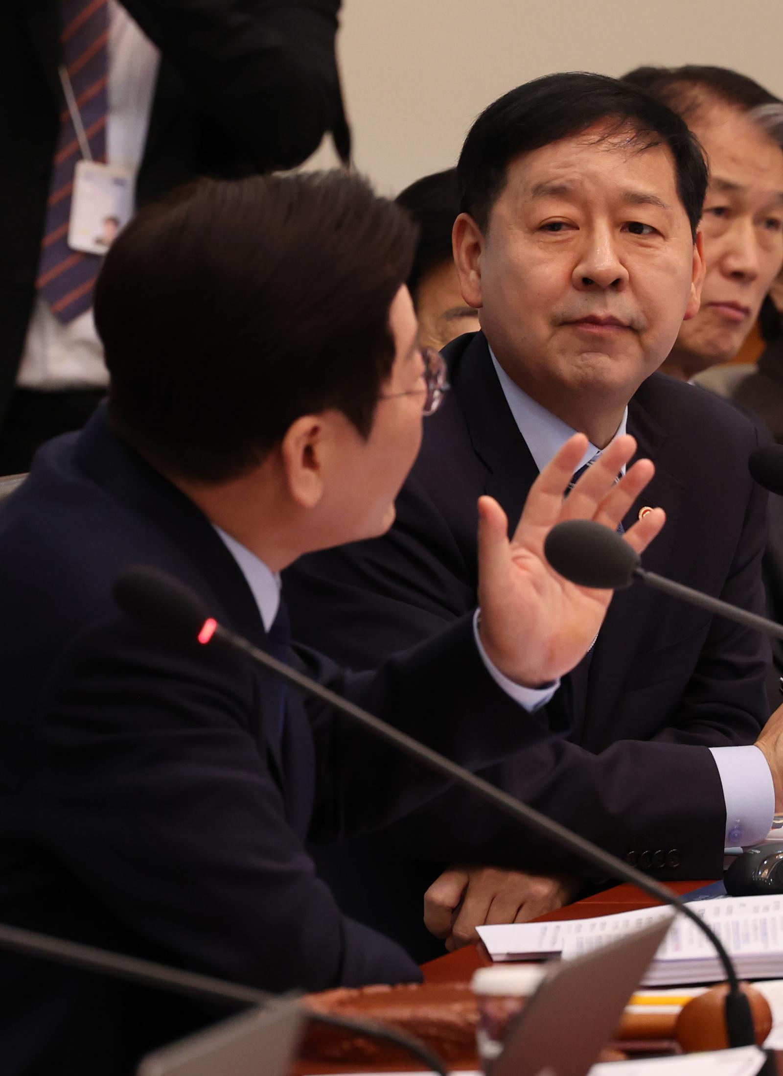 이재명 대통령이 10일 청와대 본관에서 열린 제5회 국무회의에서 구윤철 경제부총리 겸 기획재정부 장관과 부동산 다주택자 양도소득세 중과 유에과 관련해 이야기하고 있다. 2026.2.10. 청와대사진기자단