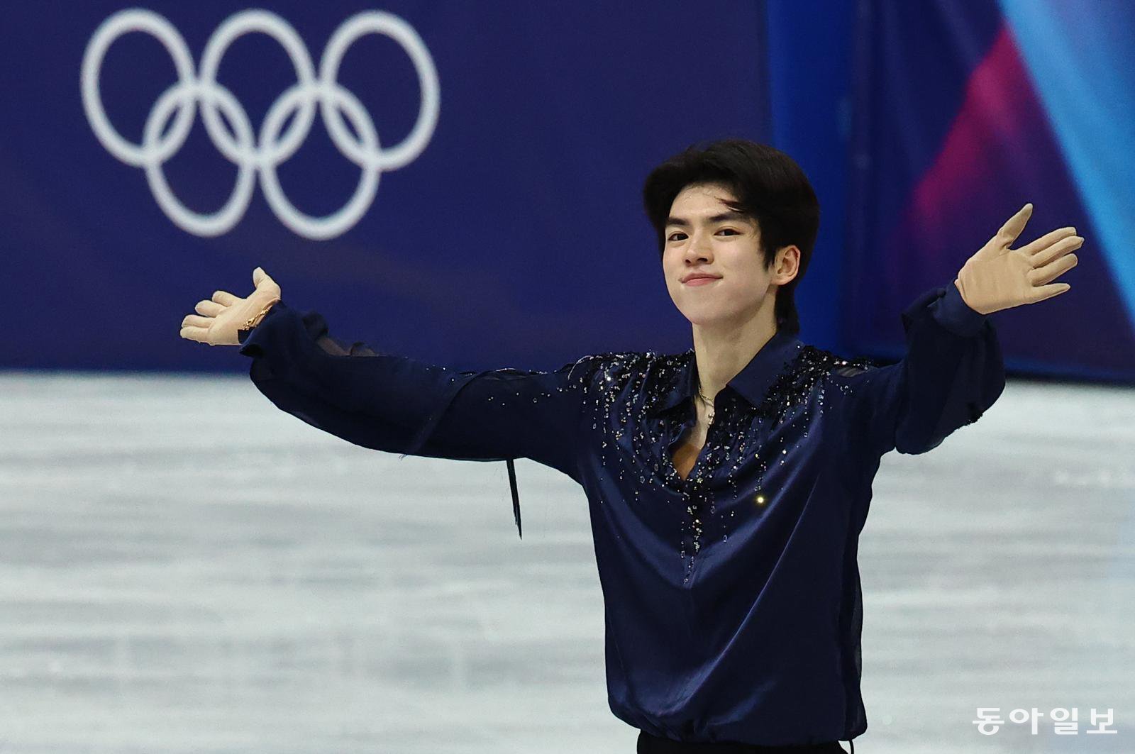 차준환이 11일 쇼트프로그램 연기를 마친 뒤 관중들에게 인사하고 있다. 밀라노=전영한 기자 scoopjyh@donga.com