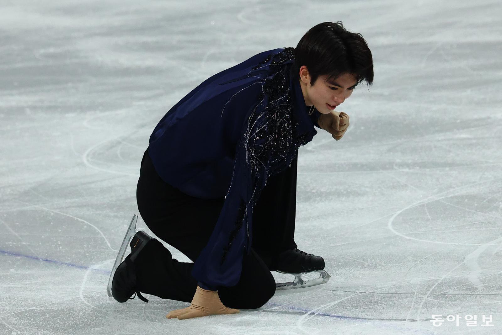 경기를 마친 뒤 주먹을 쥐고 흔들고 있는 차준환. 경기 후 이례적으로 세리머니 액션을 한 이유에 대해 차준환은 “안도감도 들었고 표현할 수 있을 때 (감정을) 표현하고 싶었다”고 했다. 밀라노=전영한 기자 scoopjyh@donga.com