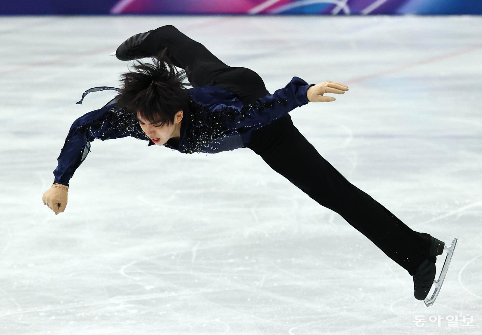 플라잉 카멜 스핀을 위해 크게 도약하고 있는 차준환. 밀라노=전영한 기자 scoopjyh@donga.com