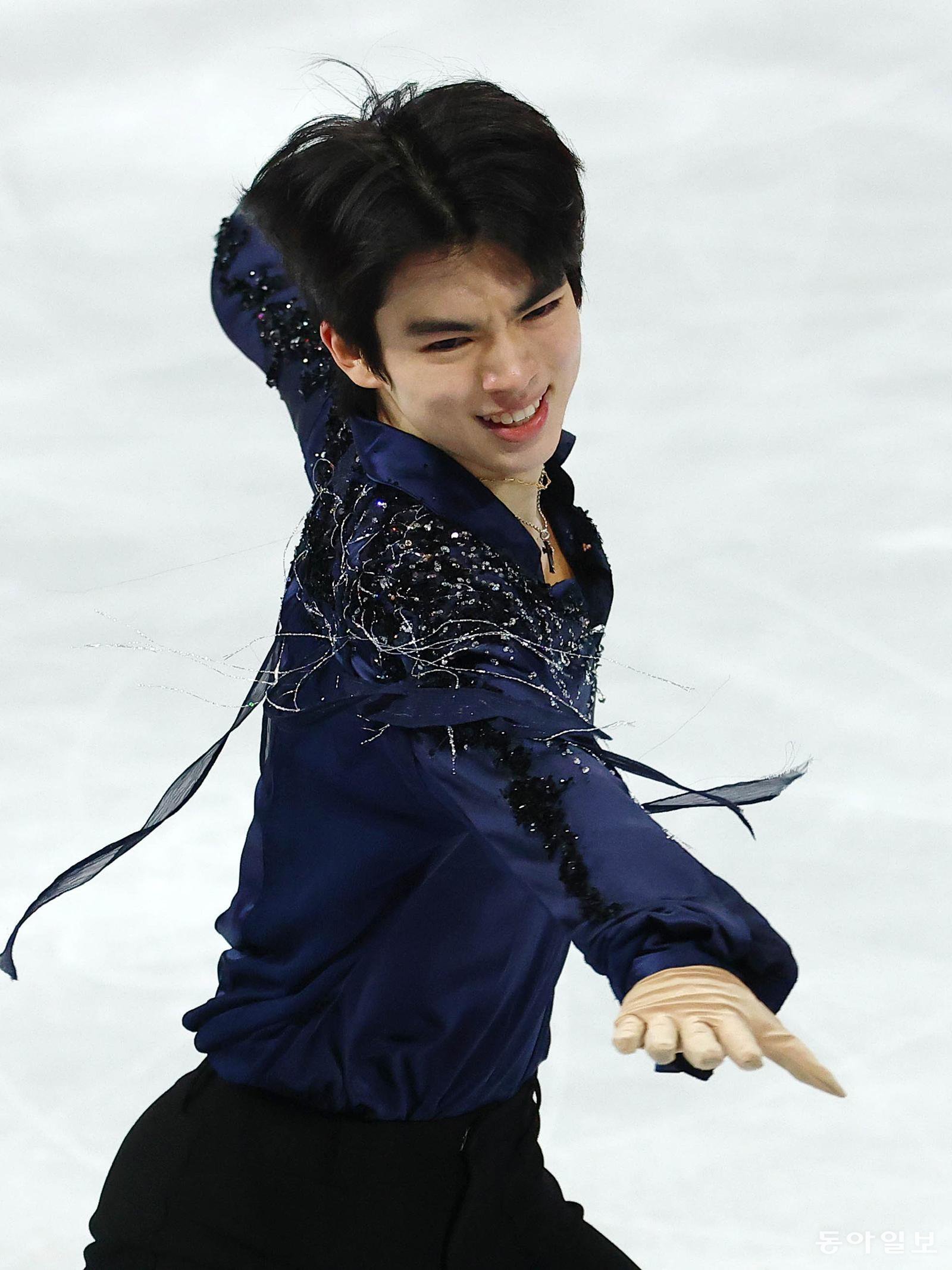 차준환이 11일 밀라노 아이스 스케이팅 아레나에서 열린 2026 밀라노 올림픽 피겨스케이팅 남자  싱글 쇼트프로그램에서 이탈리아 작곡가 에지오 보쏘의  ‘레인, 인 유어 블랙 아이스’ 연주곡에 맞춰 연기를 펼치고 있다. 밀라노=전영한 기자 scoopjyh@donga.com