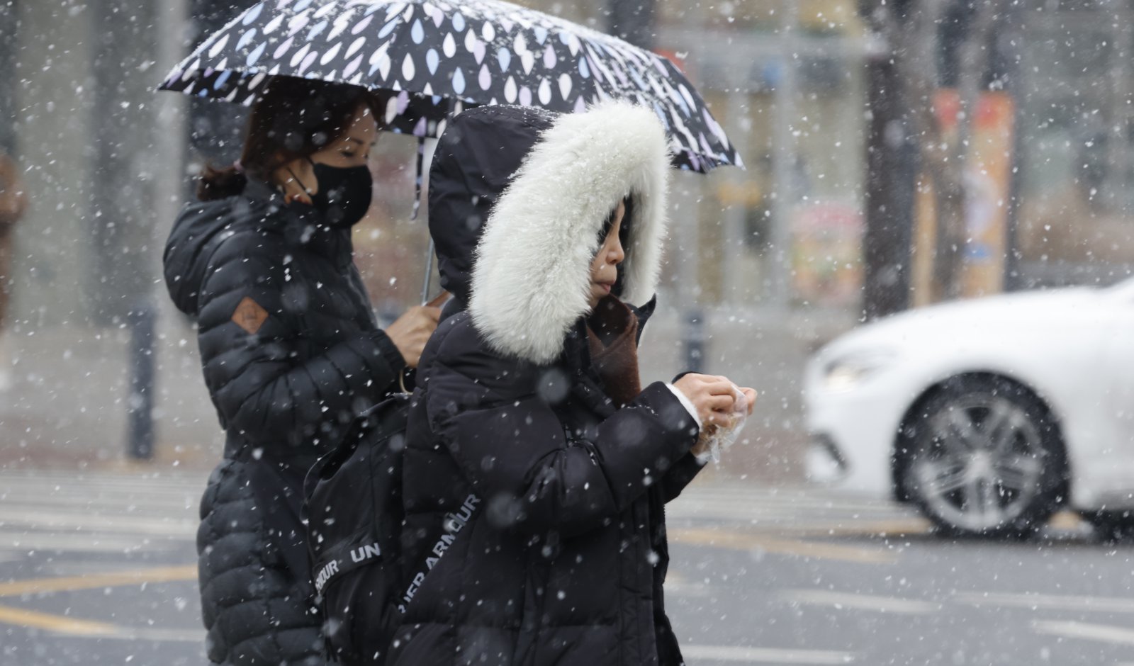 10일 오전 광주 상무지구에 눈이 내려 출근길 시민들이 조심스럽게 걷고 있다. 2026.2.10 ⓒ 뉴스1