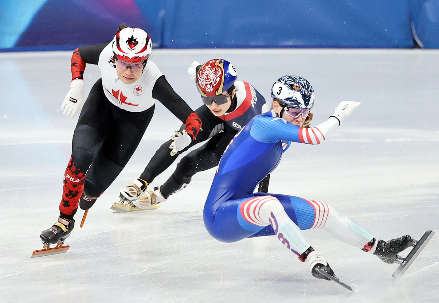 10일(현지시간) 이탈리아 밀라노 아이스 스케이팅 아레나에서 열린 혼성 2,000m 계주 준결승에서 미국 선수가 넘어지고 있다. 대한민국은 넘어진 미국선수와 김길리가 충돌, 결승 진출에 실패하며 6위로 대회를 마무리 했다. 2026.2.10 뉴스1