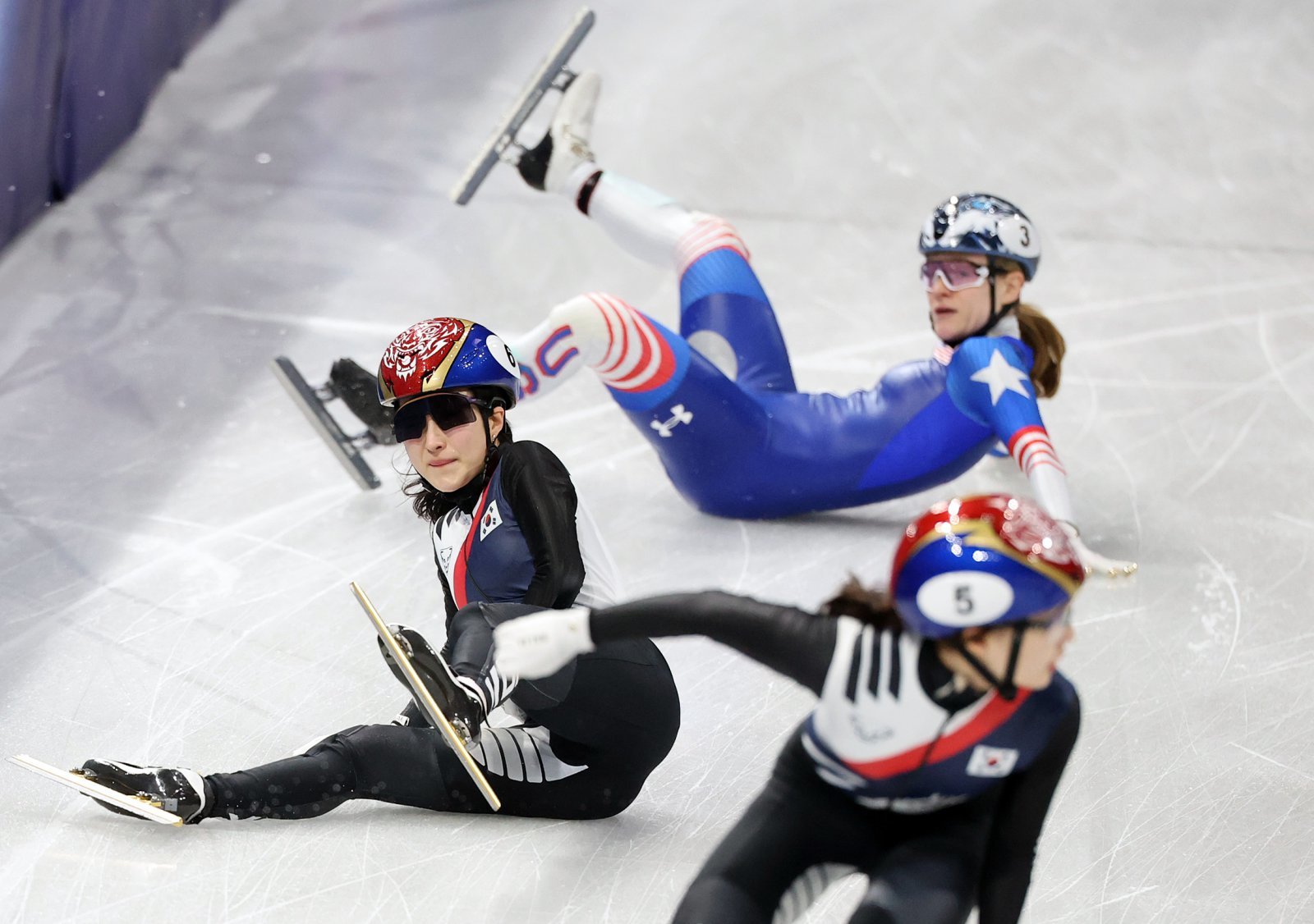 2026 밀라노·코르티나담페초 동계올림픽 쇼트트랙 경기에서 김길리가 앞서 넘어진 코린 스토더드(미국)와 충돌해 넘어지고 있다.  뉴스1