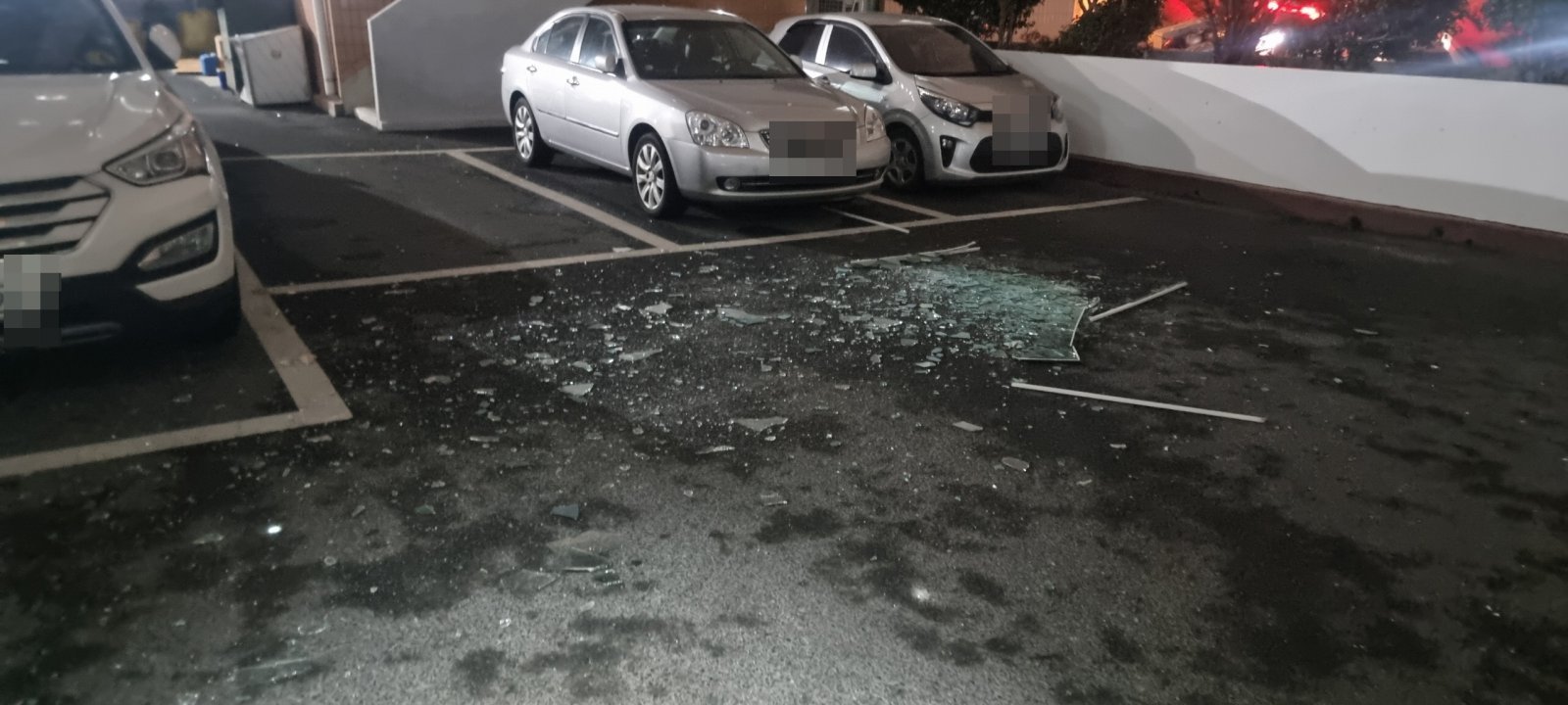 10일 오후 부산 남구 용호동 아파트 가스 버너 폭발로 유리 파편이 떨어져 있다. 부산 남부경찰서 제공.