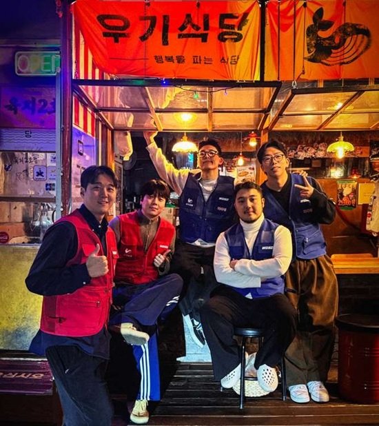 (오른쪽부터) 이동욱 대표, 조성래 연구개발 총괄대표, 신유영 브랜드디자인 총괄, 김성훈 가맹 운영관리 총괄, 이상현 CFO. 사진=맸집 제공