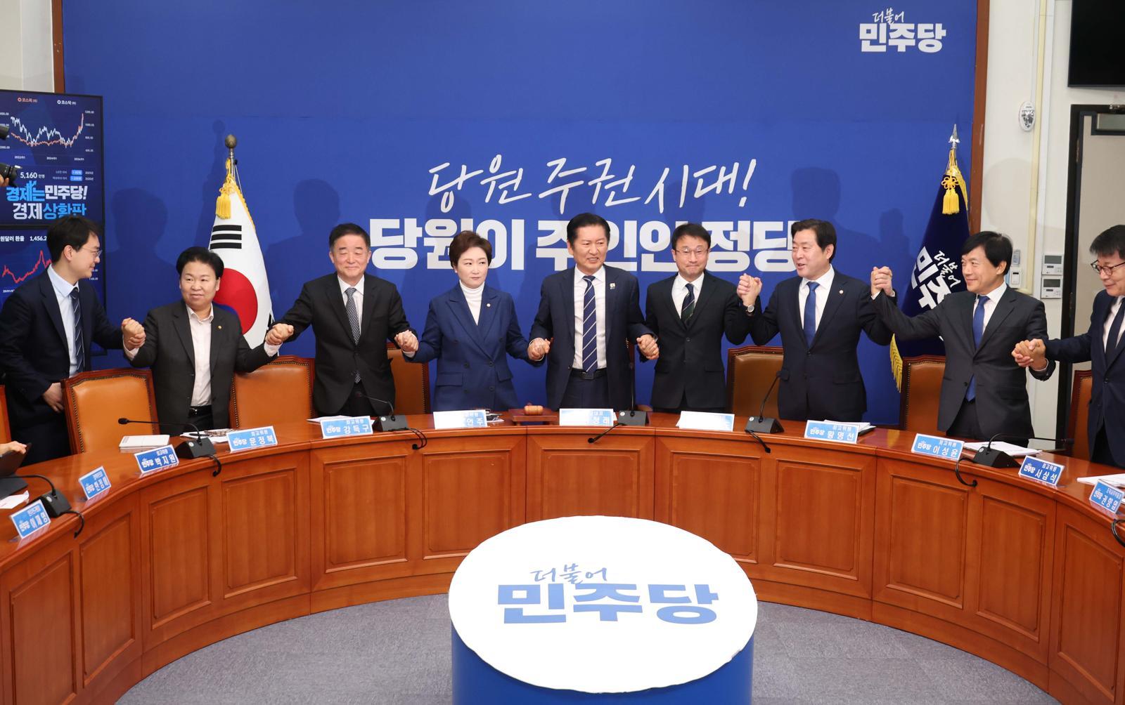 정청래 더불어민주당 대표와 최고위원들이 11일 오전 서울 여의도 국회에서 열린 최고위원회의에서 손을 잡고 인사를 하고 있다. 뉴시스