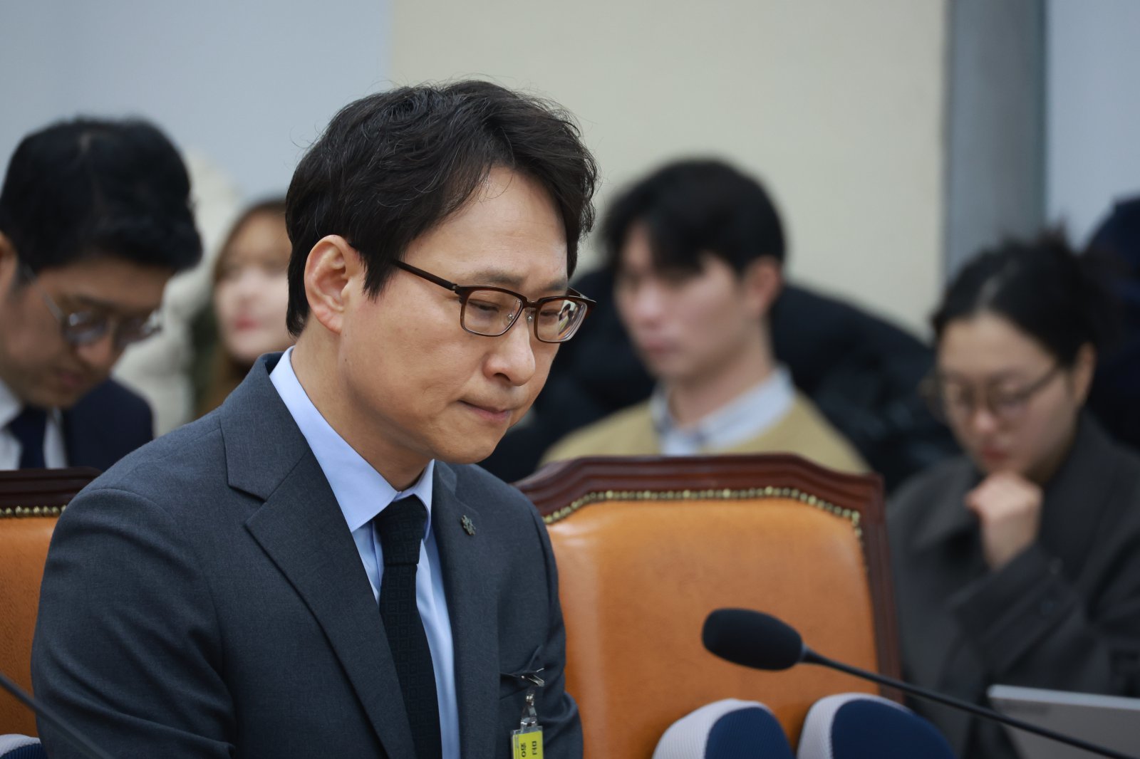 이재원 빗썸 대표이사가 11일 서울 여의도 국회에서 열린 정무위원회의 빗썸 관련 긴급 현안질의에서 시작 전 대기하고 있다. 2026.02.11. [서울=뉴시스]