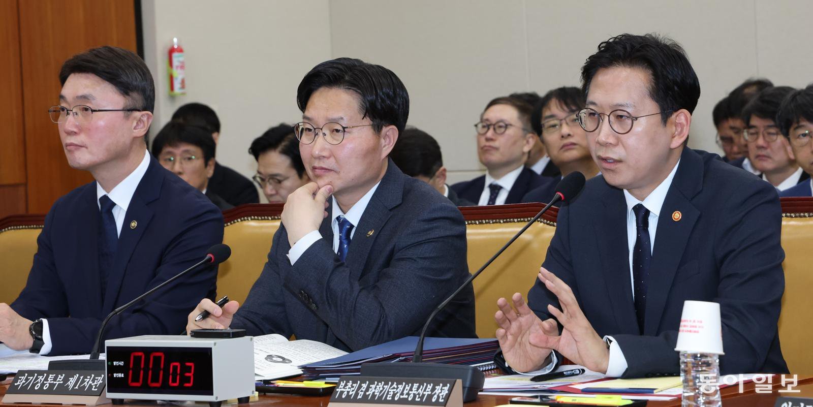 11일 오전 국회 과방위에 출석한 배경훈  부총리 겸 과기부장관이 의원들의 질의에 답변하고 있다. 2026.02.11 이훈구 기자 ufo@donga.com