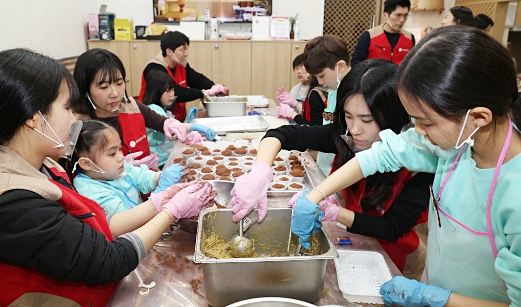 롯데홈쇼핑은 지난 10일 서울 영등포구청 별관 내 ‘희망수라간’에서 관내 어르신과 지역아동에게 세대별 맞춤 물품을 전달하며 임직원 참여형 나눔 활동을 진행했다. 롯데홈쇼핑 제공