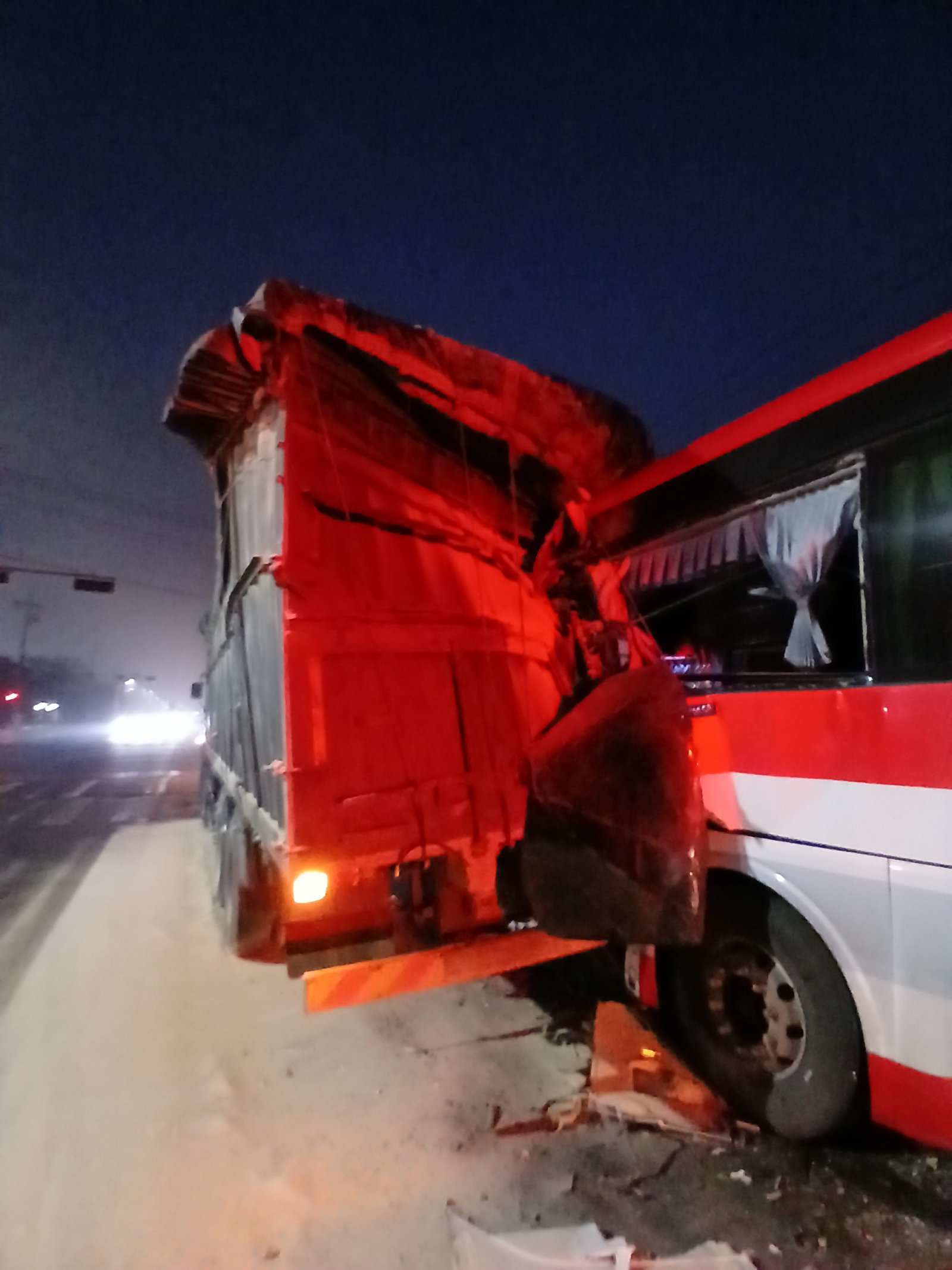 11일 오전 6시 41분께 전북 군산시 소룡동 여객터미널 삼거리 인근 도로에서 통근 버스와 25톤 화물차량이 추돌하는 사고로 1명이 숨지고, 10명이 다쳤다. 전북소방본부 제공