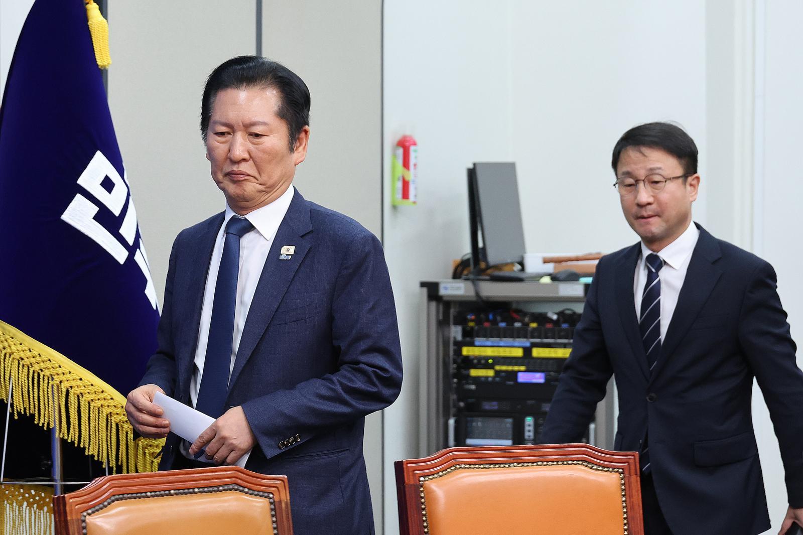 정청래 더불어민주당 대표가 10일 서울 여의도 국회에서 비공개 최고위원회의를 마친 후 조국혁신당과의 합당에 대한 입장 발표를 하기 위해 당대표실로 입장하고 있다. 2026.2.10/뉴스1