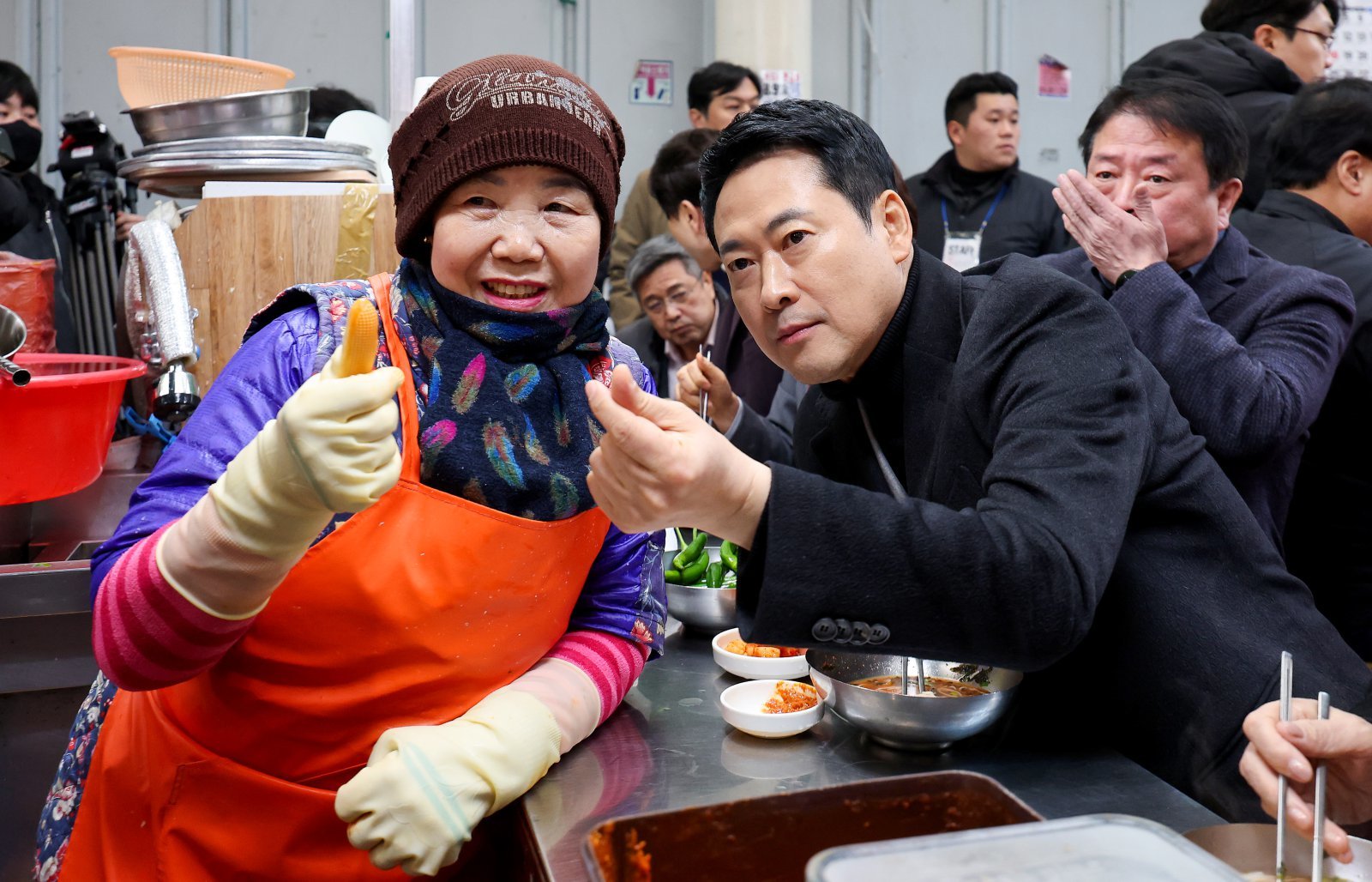 장동혁 국민의힘 대표가 11일 대구 중구 서문시장을 찾아 상인과 기념촬영을 하고 있다. 2026.02.11 [대구=뉴시스]