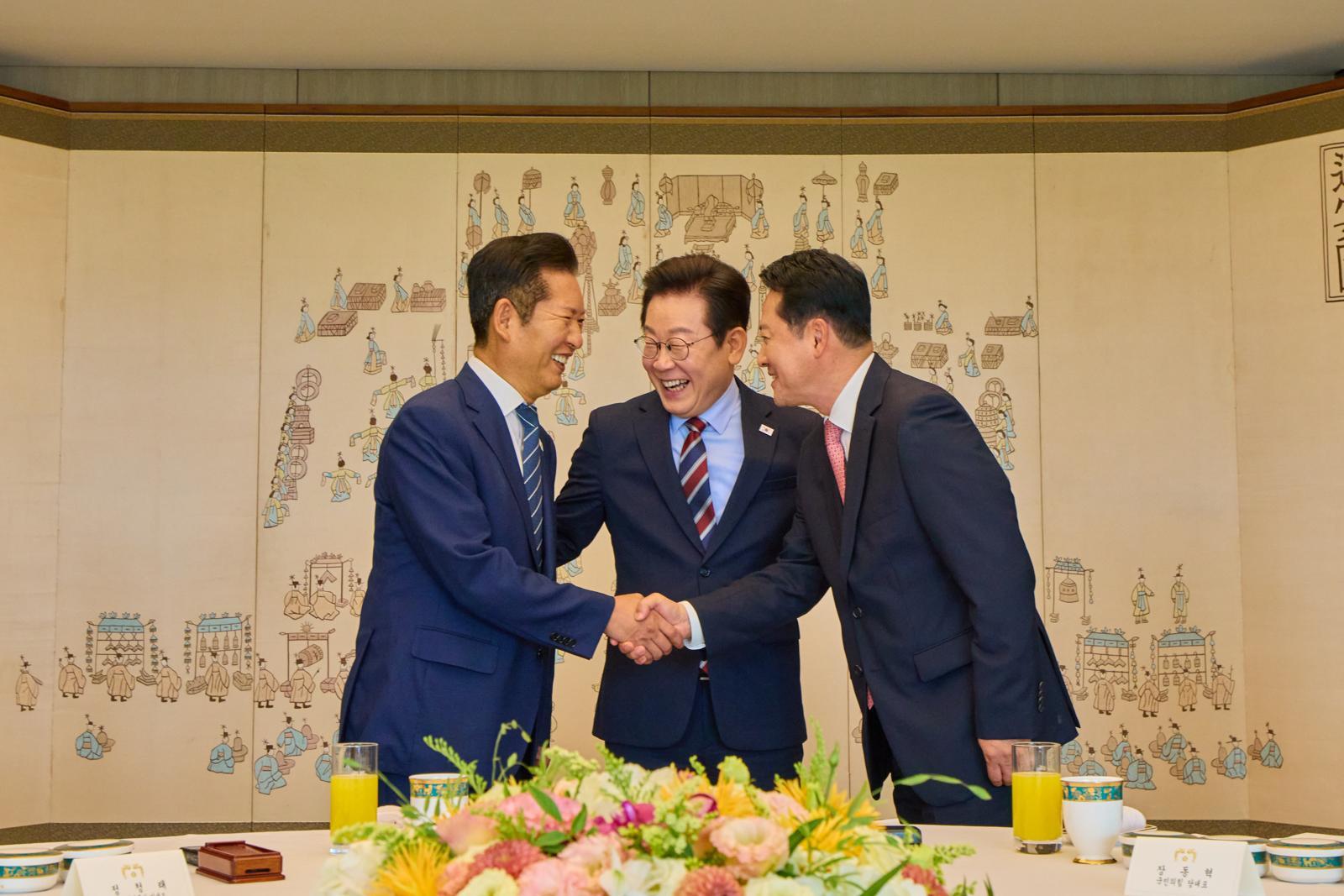 이재명 대통령이 지난해 9월 8일 서울 용산 대통령실 청사에서 열린 여야 지도부 오찬 회동에서 정청래 더불어민주당 대표, 장동혁 국민의힘 대표가 악수하는 것을 보고 미소를 짓고 있다. (대통령실 제공. 재판매 및 DB 금지)