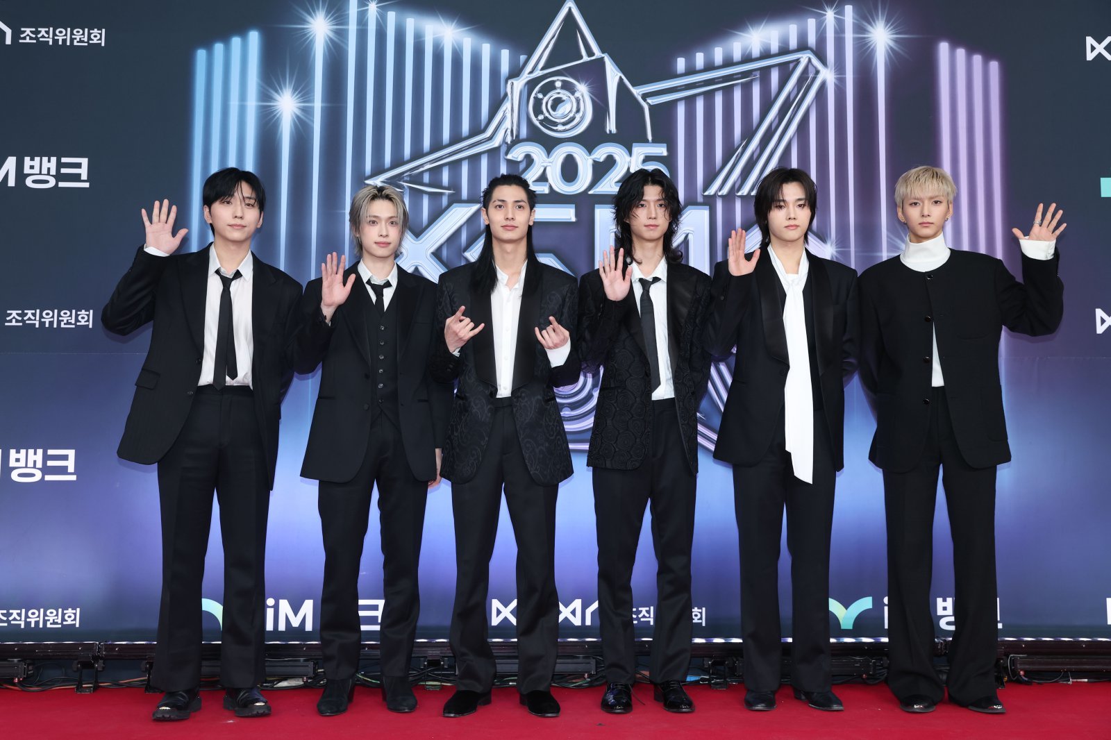 엑스디너리 히어로즈가 14일 인천 영종도 인스파이어아레나에서 열린 ‘2025KGMA’ 시상식 레드카펫에서 포즈를 취하고 있다. (사진=KGMA 조직위원회 제공) 2025.11.14 뉴시스