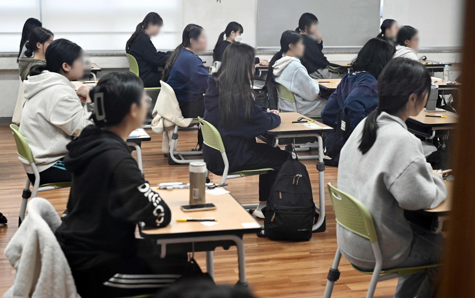 2026학년도 대학수학능력시험일인 지난해 11월 13일 부산 연제구 연제고등학교에 마련된 시험장에서 고3 수험생들이 차분하게 시험을 준비하고 있다.  (공동취재) 2025.11.13 부산=뉴시스