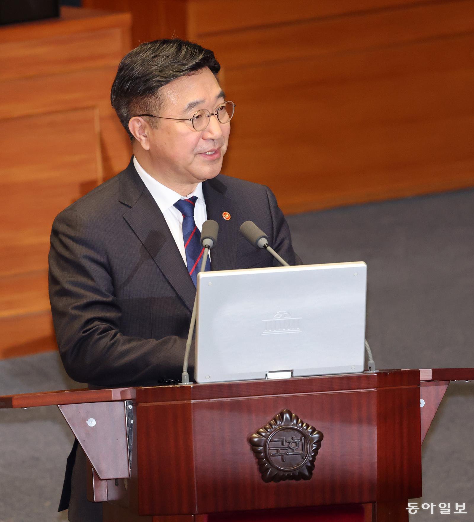 윤호중 행안부 장관이 11일 오후 국회 본회의장에서 열린 제432회국회 제6차 본회의 ‘교육·사회·문화에 관한 대정부질문’에서 의원의 질의에 답하고 있다.  장승윤 기자 tomato99@donga.com