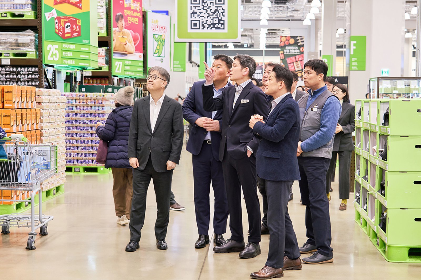 정용진 신세계그룹 회장이 설 연휴를 일주일 앞둔 9일 인천 트레이더스 구월점을 찾아 매장과 상품 설명을 듣는 모습.