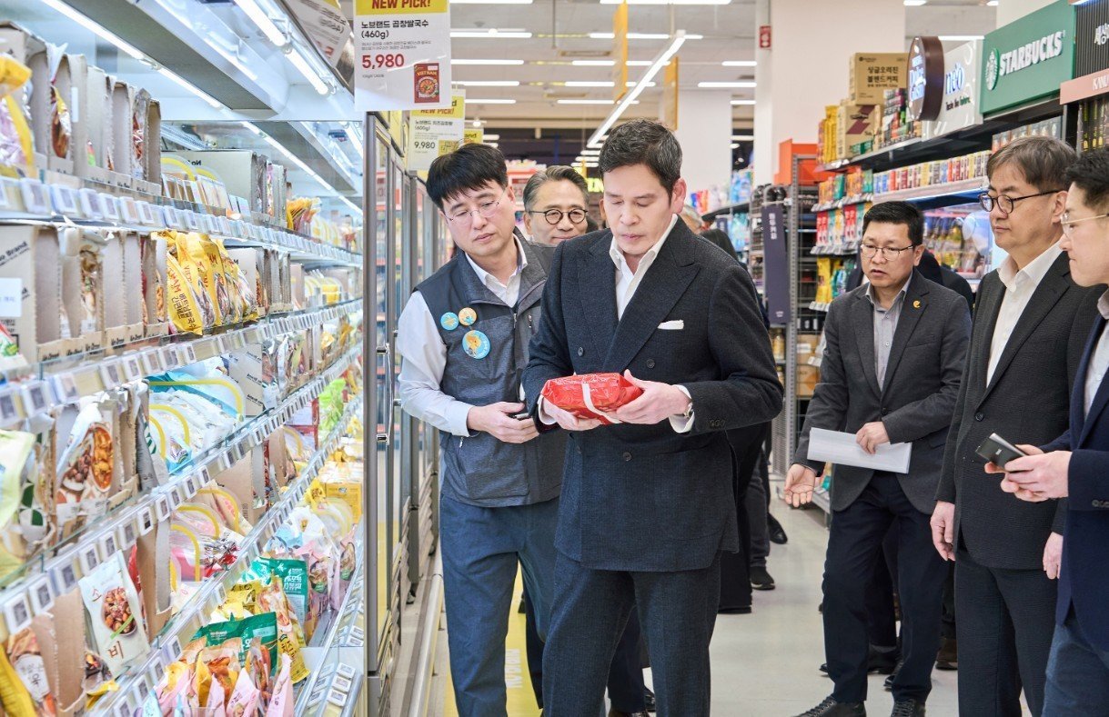 6일 경기 용인 스타필드마켓 죽전점을 찾은 정용진 신세계그룹 회장이 간편식 델리 매장에서 상품 설명을 듣고 있다. 정 회장은 새해 첫 현장경영 행보로 이마트 매장 중 지난해 매출 1위를 기록한 죽전점을 방문했다.