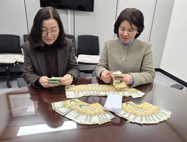 지난 10일 전주시청 생활복지과 사무실에 중년 남성이 410만원 든 흰 봉투를 건넸다. 이 남성은 “좋은 일에 사용해달라”는 말만 남기고 사라졌다. 전주시 제공