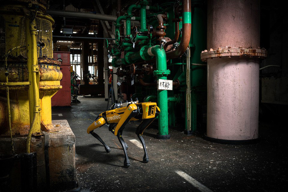 현대자동차그룹 로봇 전문 계열사 보스턴다이나믹스는 4족 보행 로봇 스팟(Spot)이 영국에서 원자력 시설 해체 작업에 활용되고 있다고 11일 밝혔다. 사진은 스팟이 셀라필드 현장을 순찰하는 모습. 사진=현대자동차그룹 제공 2026.02.11