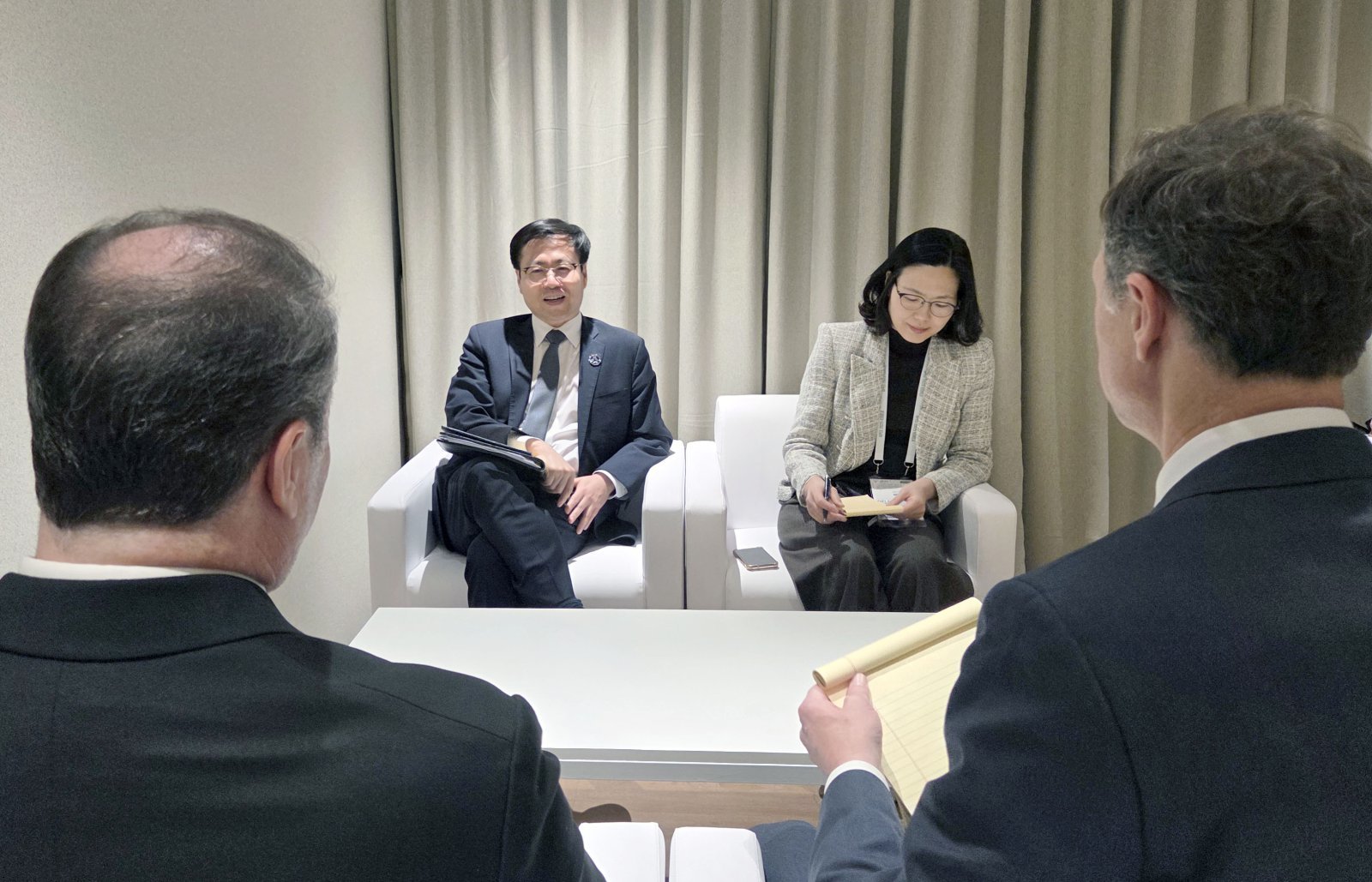 여한구 산업통상부 통상교섭본부장이 지난해 10월 경북 경주시 소노캄호텔에서 릭 스위처 USTR 부대표와 면담을 나누는 모습. 산업통상부 제공