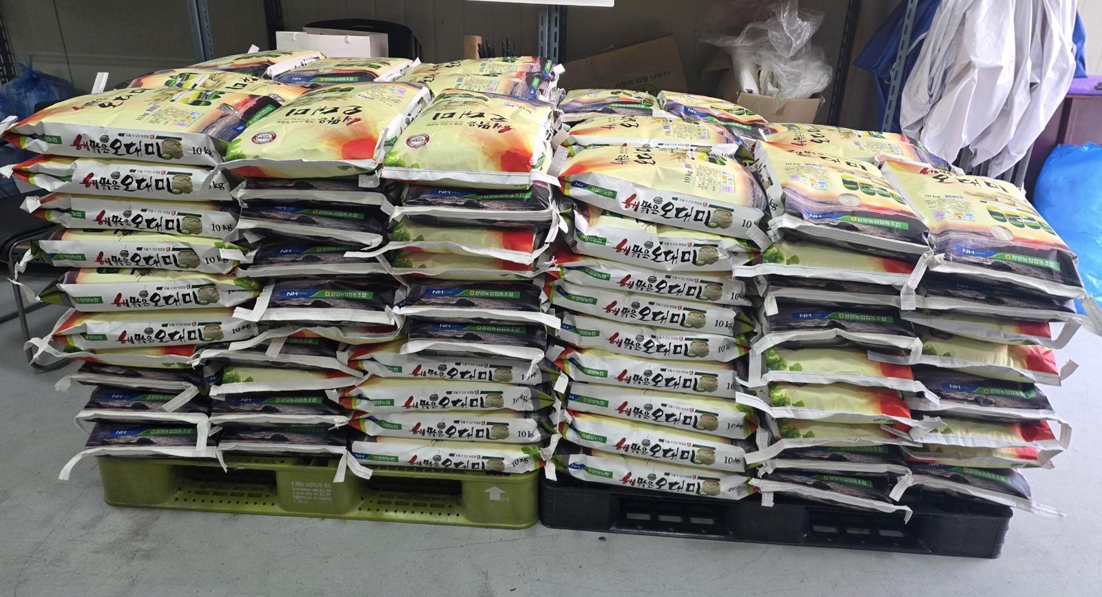 익명의 기부자가 10일 강릉시 포남2동주민센터에 보내온 쌀. 포남2동주민센터 제공