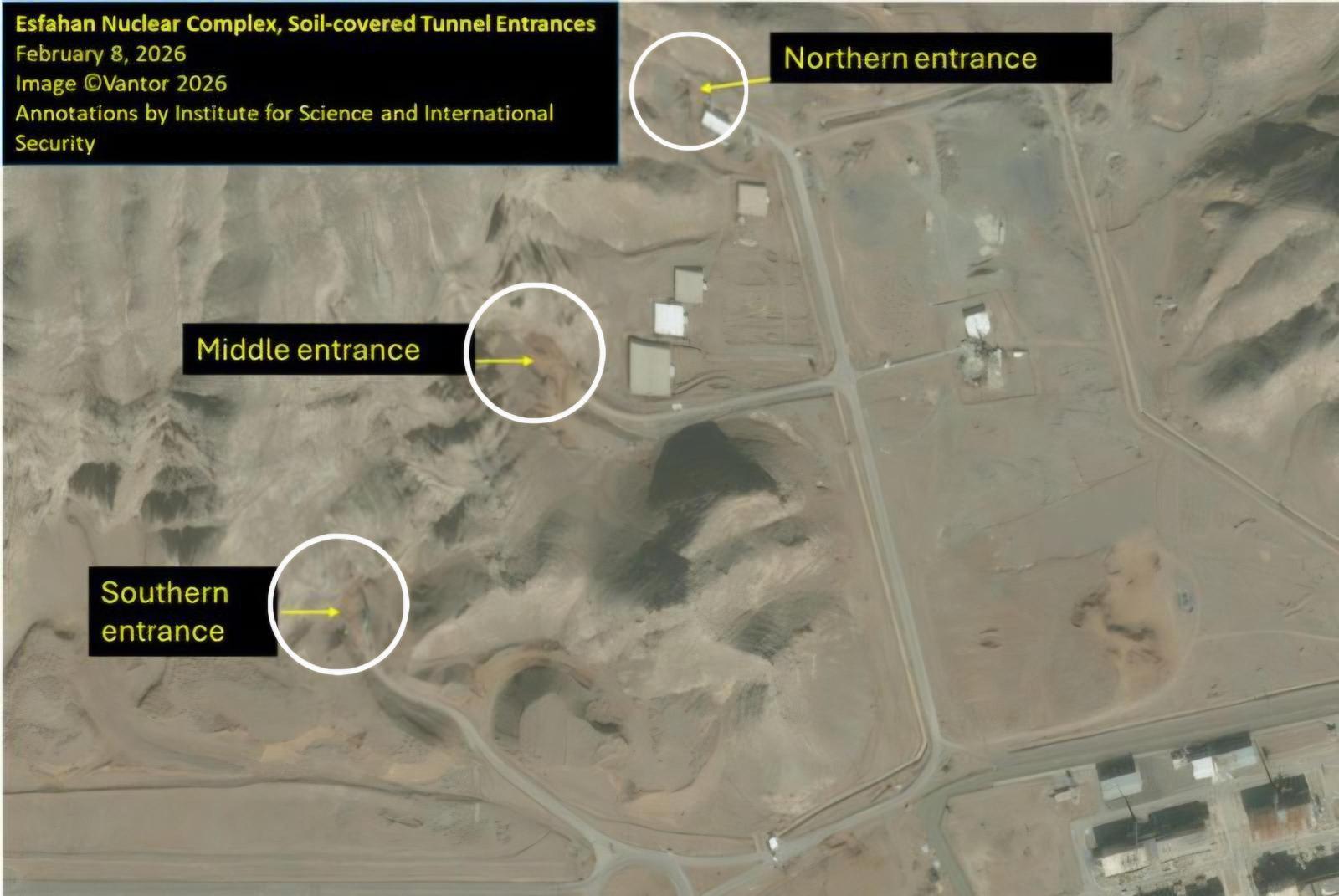 8일 미국 싱크탱크 과학국제안보연구소(ISIS)가 공개한 이란 이스파한 핵 시설의 위성사진. 북쪽, 남쪽, 중앙 터널 입구(동그라미 친 부분)가 흙으로 막혀 있다. ISIS는 미군의 핵시설 공격에 대비하기 위한 것으로 보인다고 분석했다. 또 지난해 6월 미국과 이스라엘의 공습 직전에도 이 같은 모습이 포착됐다고 전했다. 사진 출처 ISIS 홈페이지