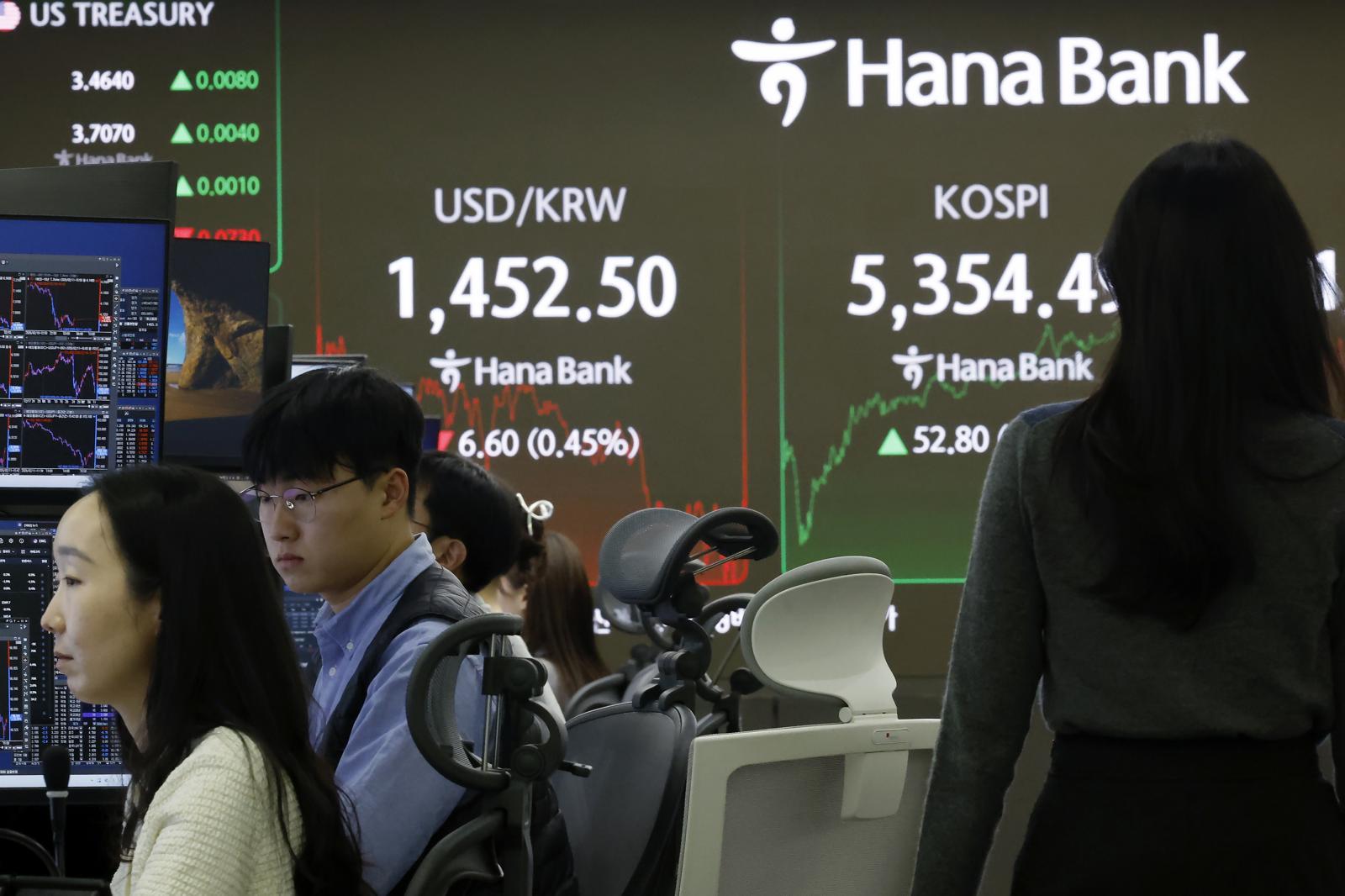 11일 오후 서울 중구 하나은행 본점 딜링룸 전광판에 증시 종가가 표시되고 있다. 이날 코스피는 전 거래일 대비 52.80포인트(1.00%) 오른 5354.49, 코스닥은 0.33포인트(0.03%) 내린 1114.87로 장을 마쳤다. 오후 3시 30분 서울외환시장에서 달러·원 환율은 전일 오후 3시 30분 주간종가 대비 9원 내린 1450.1원을 기록했다. 2026.2.11  뉴스1