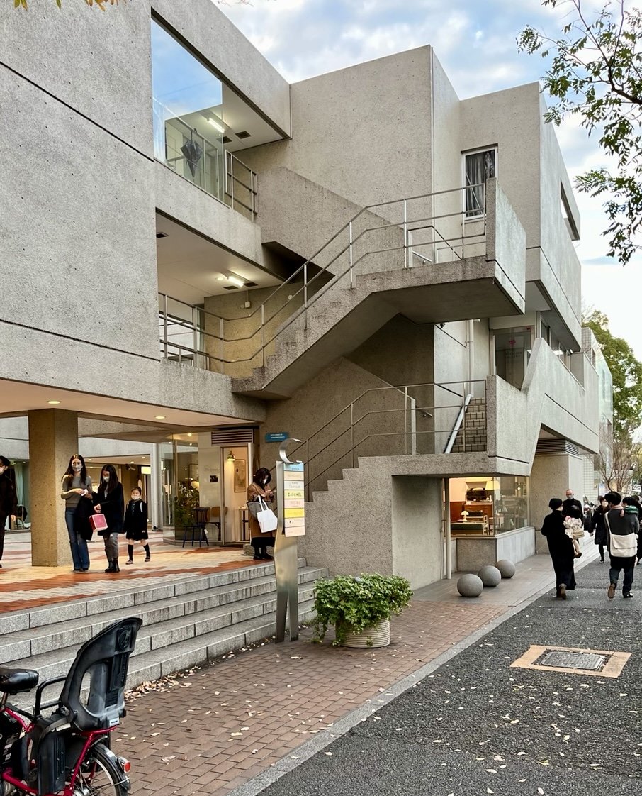 건축가 마키 후미히코가 설계한 일본 도쿄 다이칸야마의 ‘힐 사이드 테라스’. 거리와 계단, 중정, 건물 내부가 물 흐르듯 이어지며 도시의 생활을 자연스럽게 끌어들인다. 출처 위키피디아