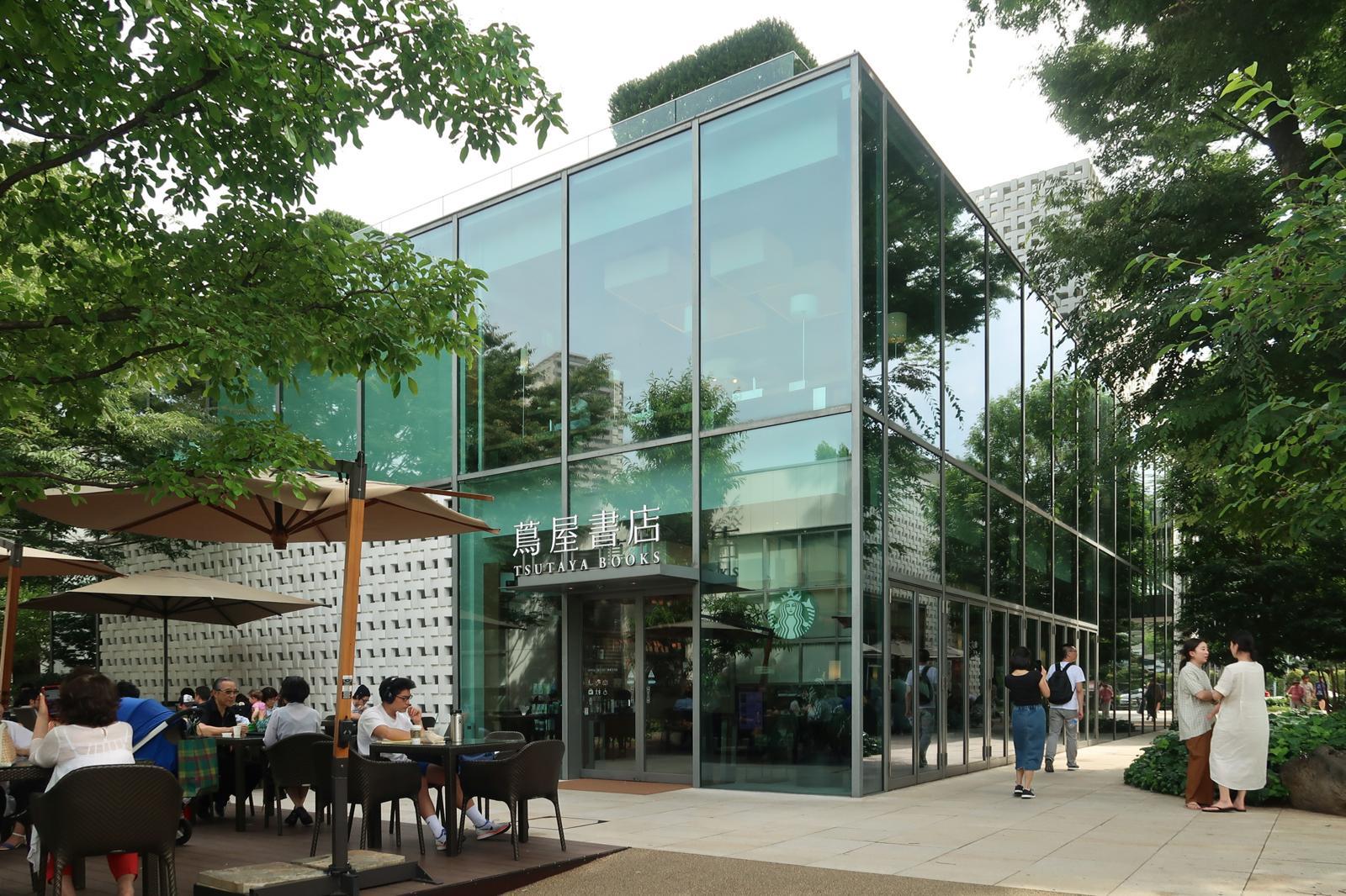 다이칸야마의 명소 ‘쓰타야 서점’ 전경. 서점과 카페, 각종 매장 등 안팎의 경계가 없고 산책로와 연결돼 전체 공간이 하나의 야외 공원과 같다. 출처 임태병 건축가 제공