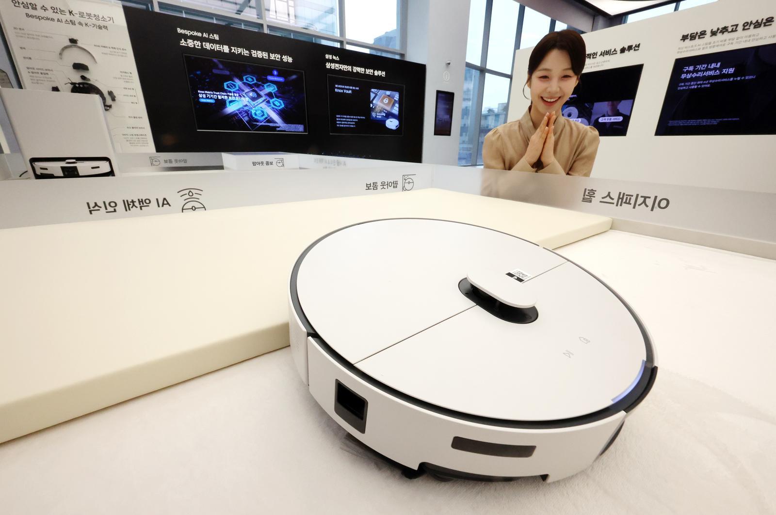 “장애물 뛰어넘어 청소해요”
11일 서울 서초구 삼성 강남에서 삼성전자의 2026년형 ‘비스포크 AI 스팀’ 로봇청소기가 첫선을 보이고 있다. 4.5cm 문턱을 넘을 수 있는 이 제품은 삼성전자가 2년 만에 내놓은 로봇청소기 신제품으로, 중국 로봇청소기 업체와의 시장 격차를 줄일 수 있을지 주목되고 있다. 뉴시스