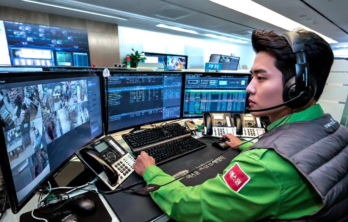 경기 수원에 있는 에스원 수원보안관제센터에서 직원들이 근무하고 있다. 에스원 제공