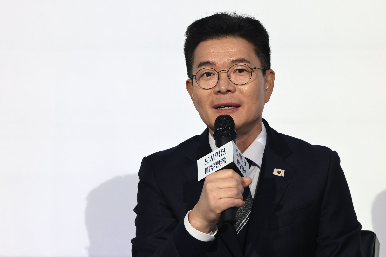 정원오 성동구청장이 서울 영등포구 문래동 복합문화공간 올댓마인드에서 열린 북콘서트에서 발언하고 있다. 정 구청장은 이자리에서 서울시장 출마와 관련해 “출마 채비를 마쳤다＂고 밝혔다. 2026.2.8 뉴스1