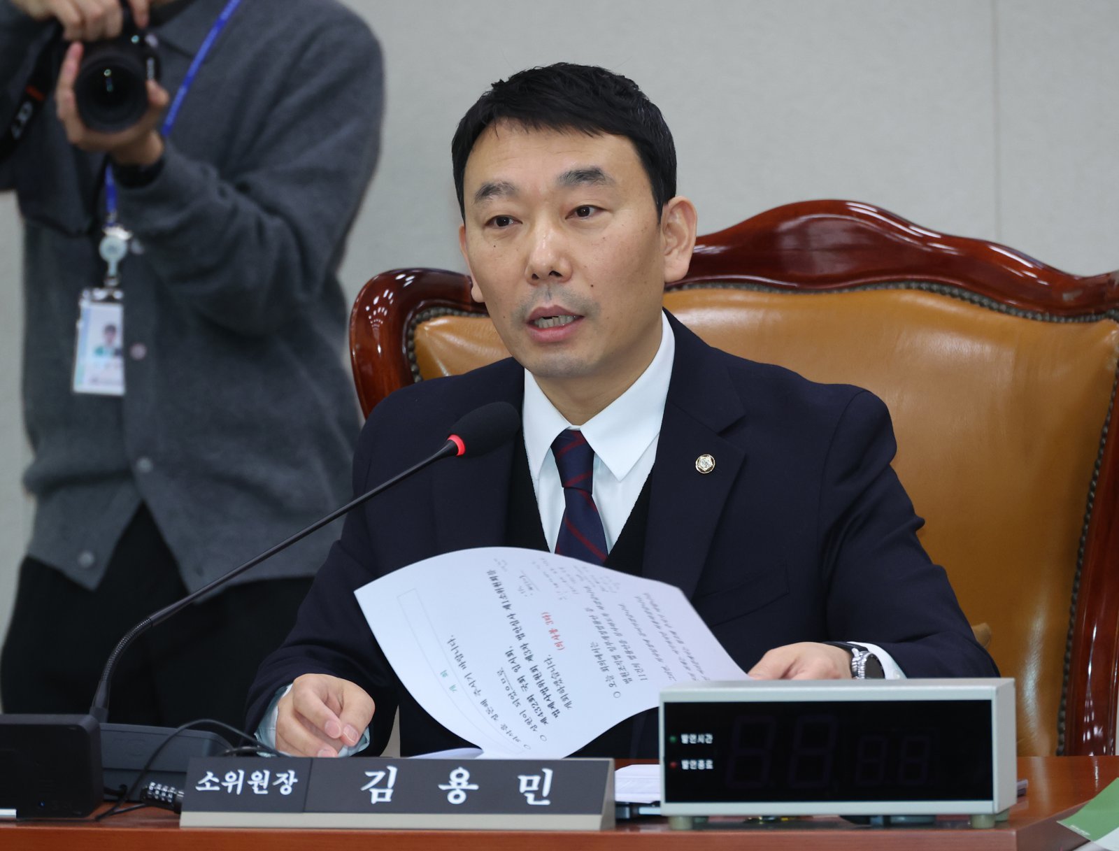 김용민 국회 법제사법위원회 법안심사제1소위원회 위원장이 11일 오전 서울 여의도 국회에서 재판소원 허용법(헌법재판소법 개정안) 심사를 위해 열린 소위원회에서 하고 있다. 2026.02.11 뉴시스