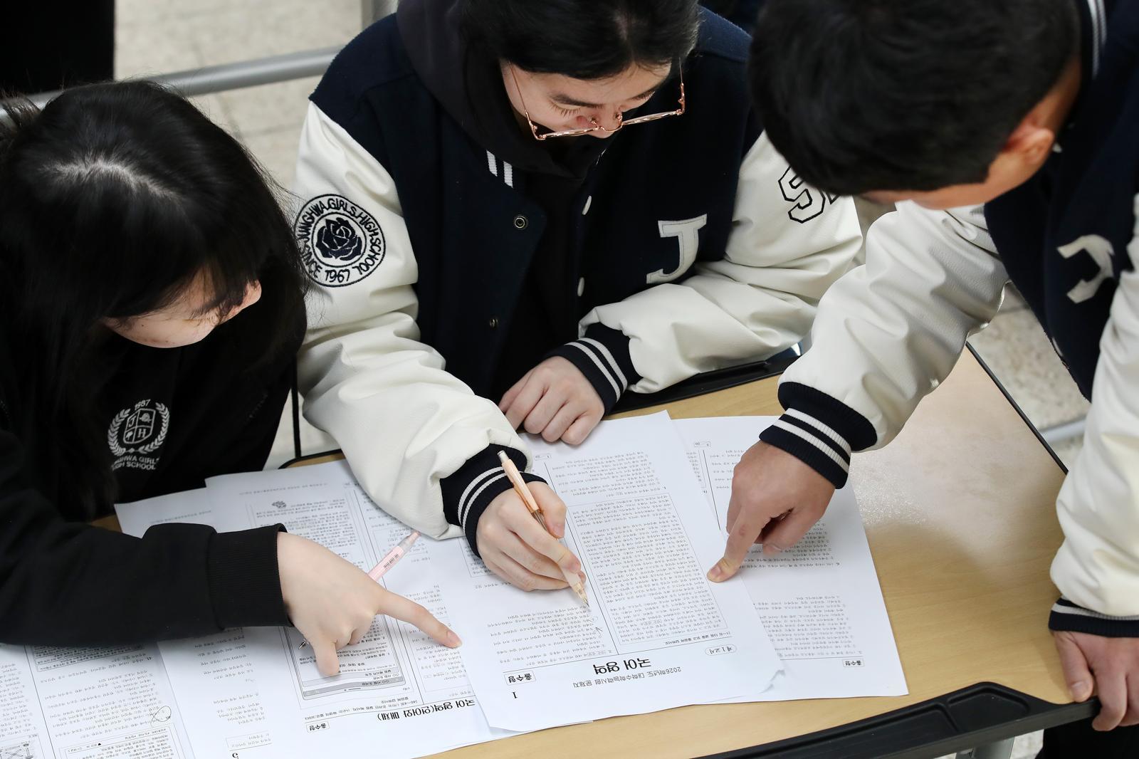 지난해 11월 14일 오전 대구 수성구 정화여고에서 고3 수험생들이 담임교사와 함께 전날 치른 2026학년도 대학수학능력시험(수능) 가채점을 하고 있다. 2025.11.14 뉴스1