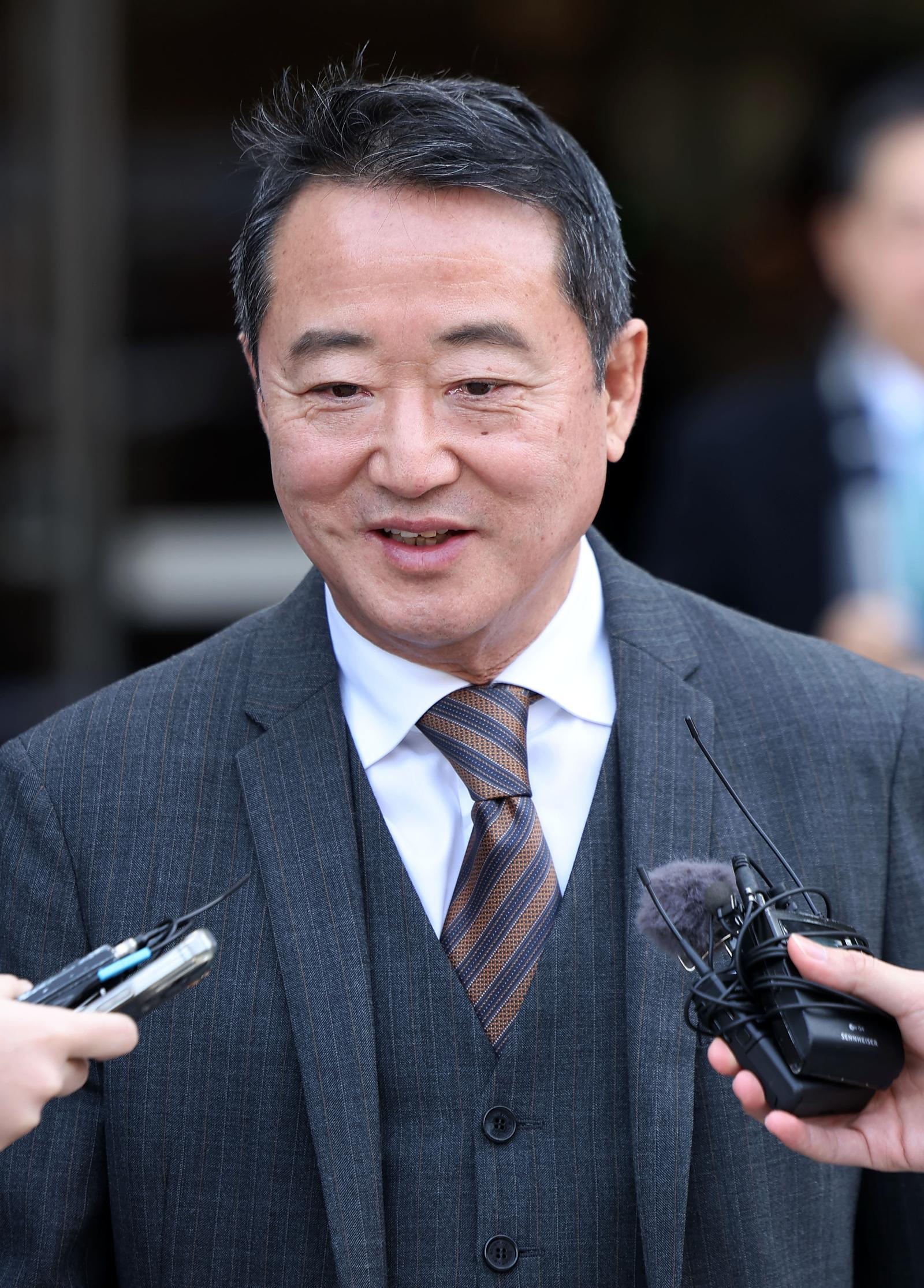 인보사케이주(인보사) 성분 조작 의혹에 관여한 혐의 등으로 재판에 넘겨진 이웅열 코오롱 명예회장이 29일 서울 서초구 서울중앙지방법원에서 열린 1심 선고 공판을 마친 뒤 법원을 나서고 있다. 2024.11.29 뉴시스