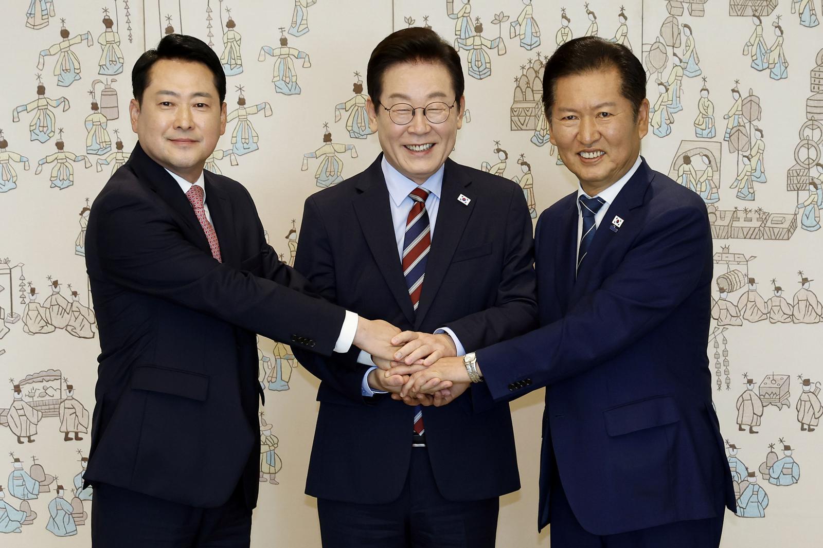 이재명 대통령이 8일 서울 용산 대통령실 청사에서 열린 여야 지도부 오찬 회동에서 정청래 더불어민주당 대표, 장동혁 국민의힘 대표와 기념촬영을 하고 있다. 2025.09.08 뉴시스