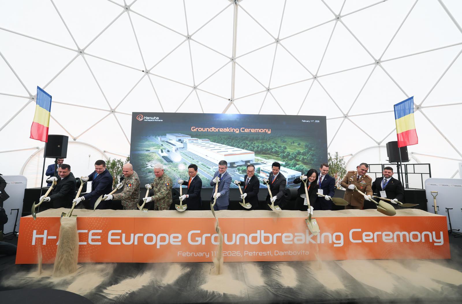 손재일(왼쪽 다섯 번째부터) 한화에어로스페이스 대표이사, 이리네우 다러우(Irineu Daru) 루마니아 경제부장관, 이용철 방위사업청장 등 참석자들이 11일(현지시간) 루마니아 듬보비차주에서 열린 K9 자주포 현지 공장 착공식에서 시삽식을 하고 있다. (사진=방위사업청 제공) 2026.02.11.