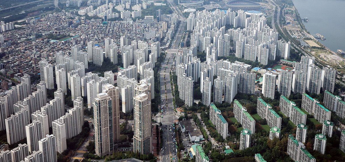 서울 송파구 롯데월드타워에서 바라본 한강변 아파트 단지. 뉴스1