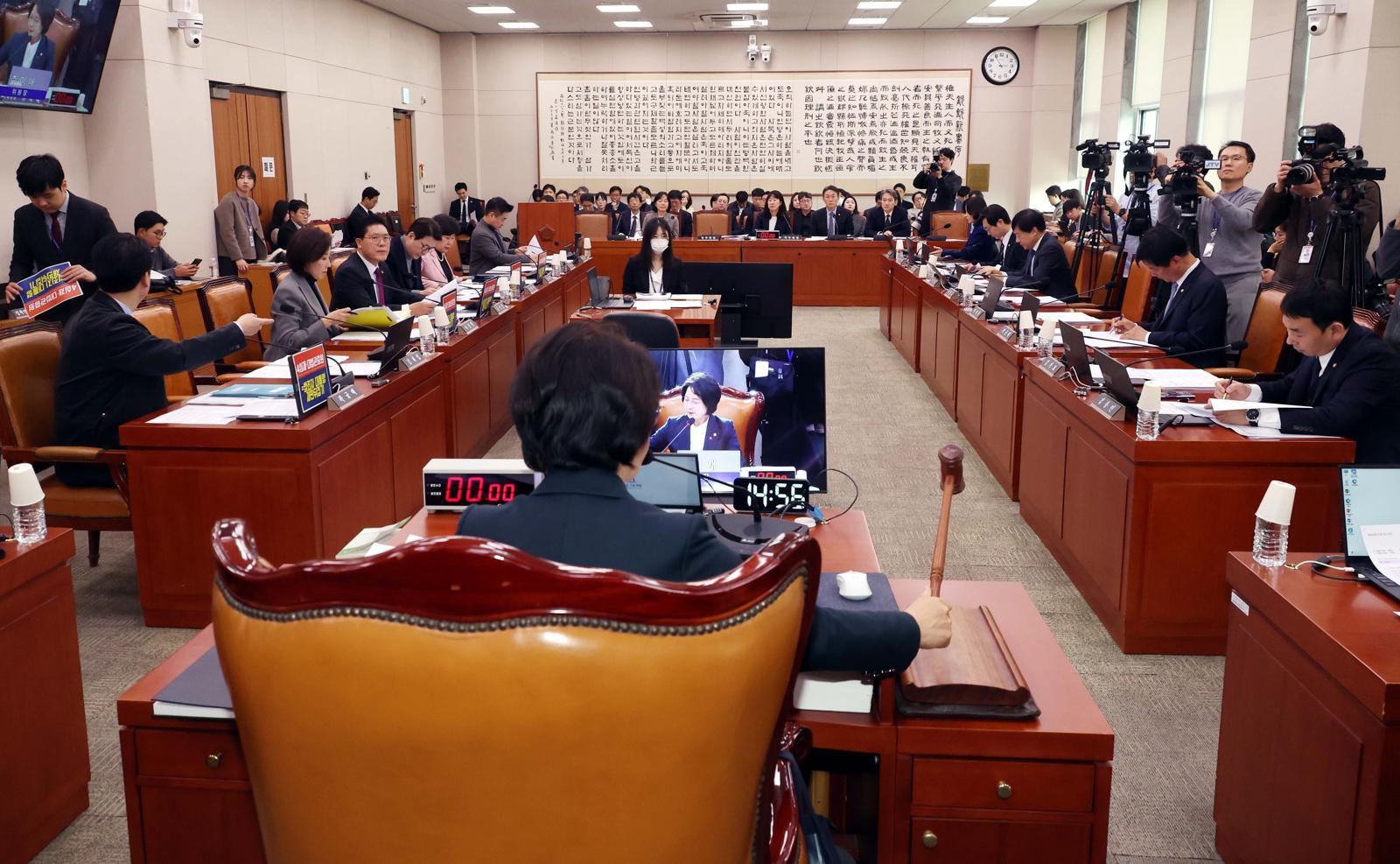 추미애 국회 법제사법위원장이 11일 오후 서울 여의도 국회에서 열린 법제사법위원회 전체회의에서 의사봉을 두드리고 있다. 이날 법사위는 ‘4심제, 대법관 증원’ 등에 대한 법안을 논의할 예정이다. 2026.02.11. 뉴시스