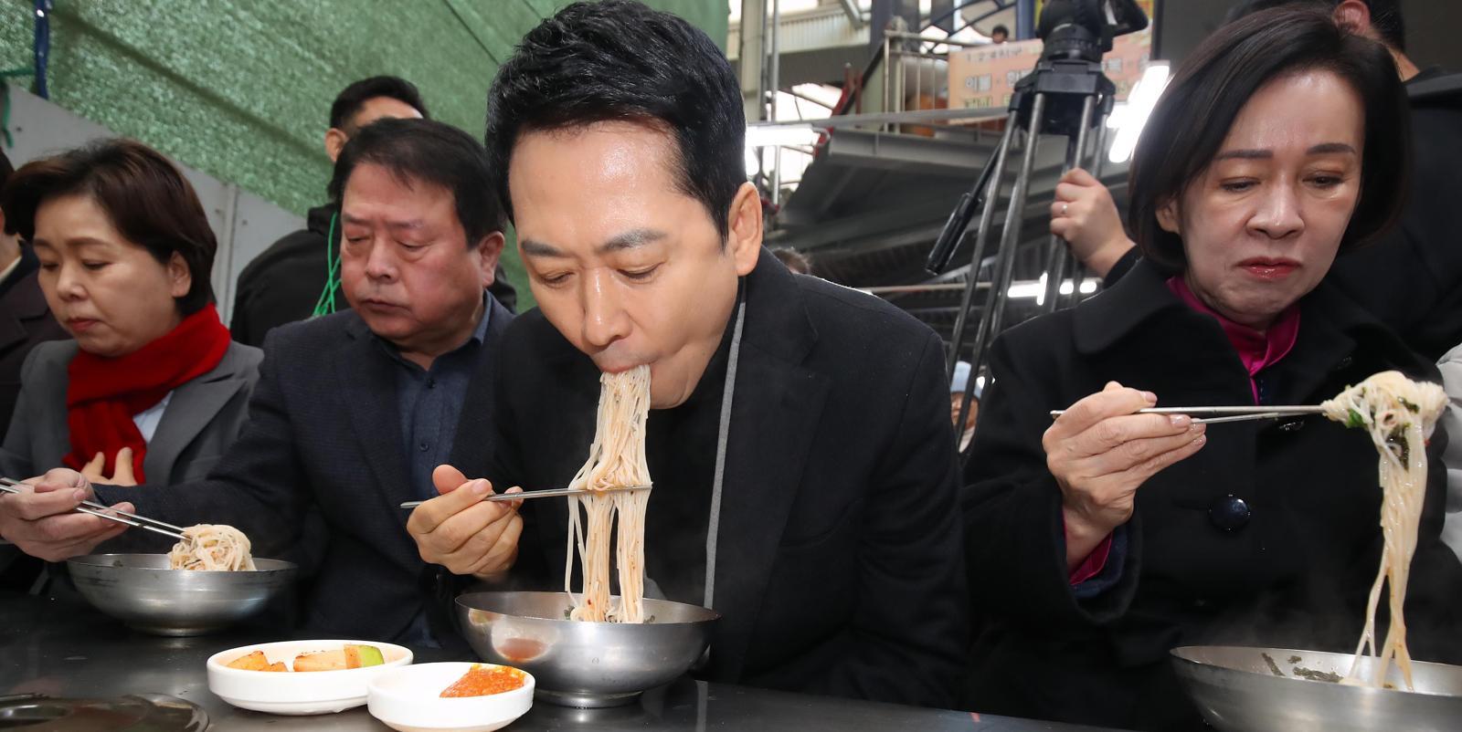 대구 서문시장 찾은 장동혁
국민의힘 장동혁 대표(오른쪽에서 두 번째)와 대구시당위원장인 이인선 의원(오른쪽)이 11일 오전 대구 서문시장을 찾아 상인회 관계자들과 간담회를 마친 뒤 국수골목에서 잔치국수를 먹고 있다. 장 대표는 이날 오후 전남 나주 한국에너지공대를 방문해 호남의 재생에너지 기반 확대 등을 지원하겠다고 약속했다. 대구=뉴스1