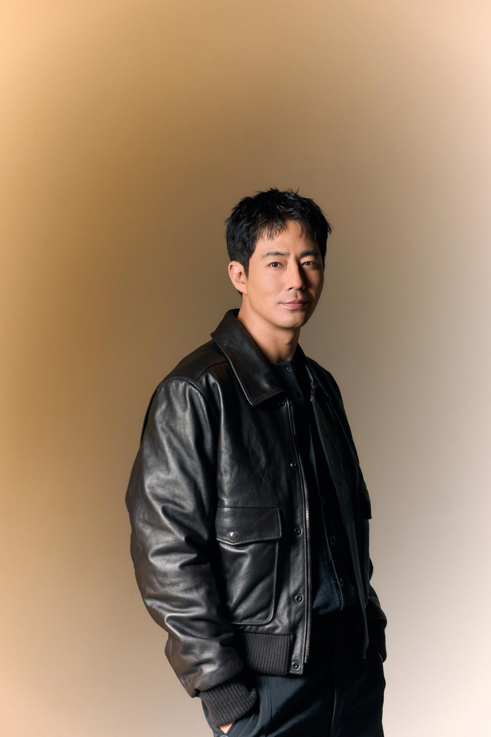 스스로를 “멜로 한도 초과”라고 표현한 배우 조인성은 “이미 해봤기 때문에 ‘시시하다’고 하는 이야기가 아니다”라며 “젊은 배우들이 해야 할 몫이 있고, 저는 저대로 사회적 시의성을 가져가며 다양한 모습을 그려내는 게 필요한 것 같다”고 말했다. NEW 제공