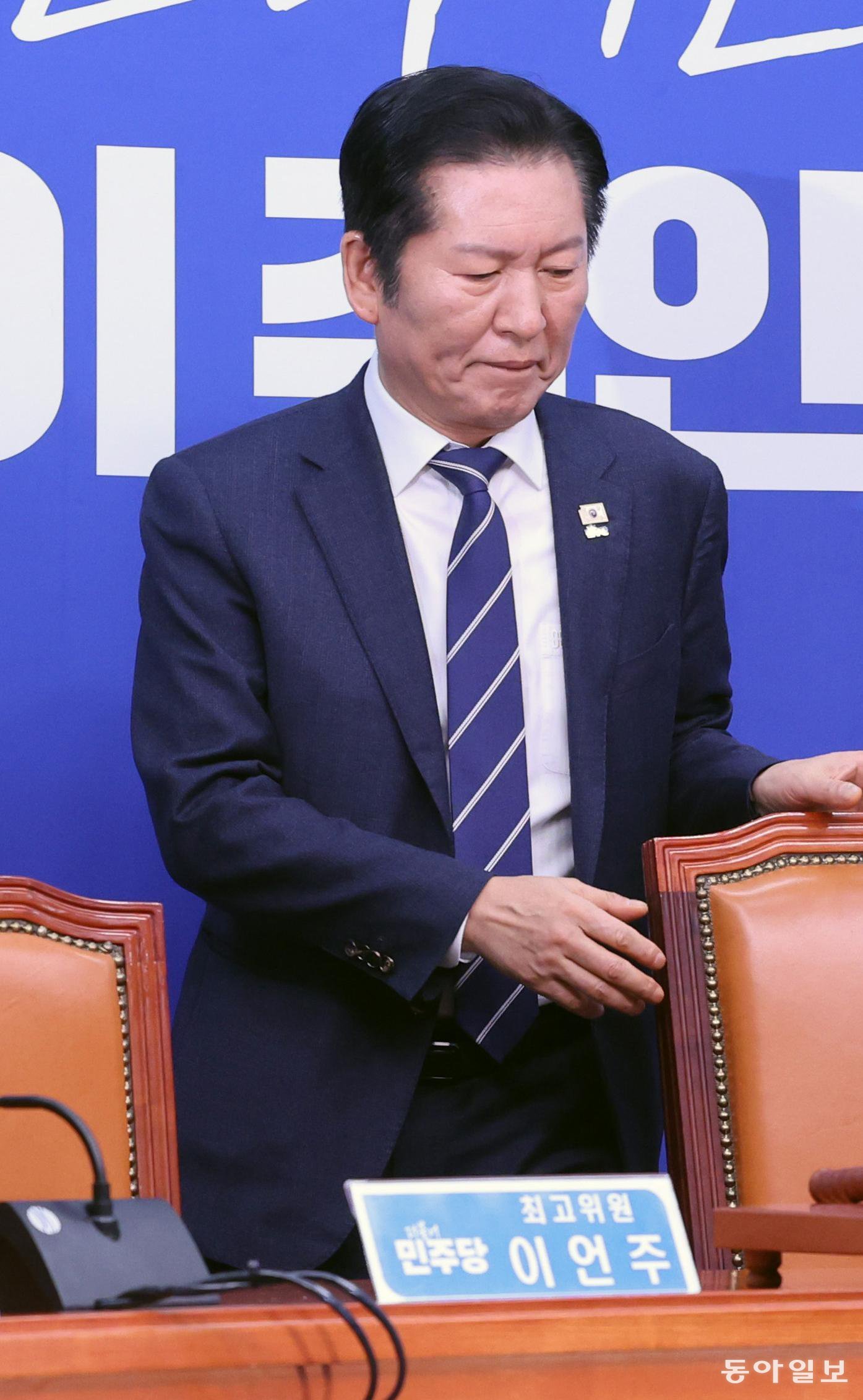 더불어민주당 정청래 대표가 11일 서울 여의도 국회 본청 당 대표실에 입장하고 있다. 정 대표는 이날 “지방선거 전 (조국혁신당과의) 합당 논의를 중단한다”면서 조국혁신당에 지방선거 이후 합당을 논의할 추진준비위원회 구성을 제안했다. 이에 대해 조국혁신당 조국 대표는 11일 “혁신당은 민주당이 제안한 추진위 구성에 동의한다”면서도 “민주당이 제안한 연대가 지방선거 연대인지, 아니면 추상적 구호로서의 연대인지 확인해야 한다”고 말했다. 장승윤 기자 tomato99@donga.com