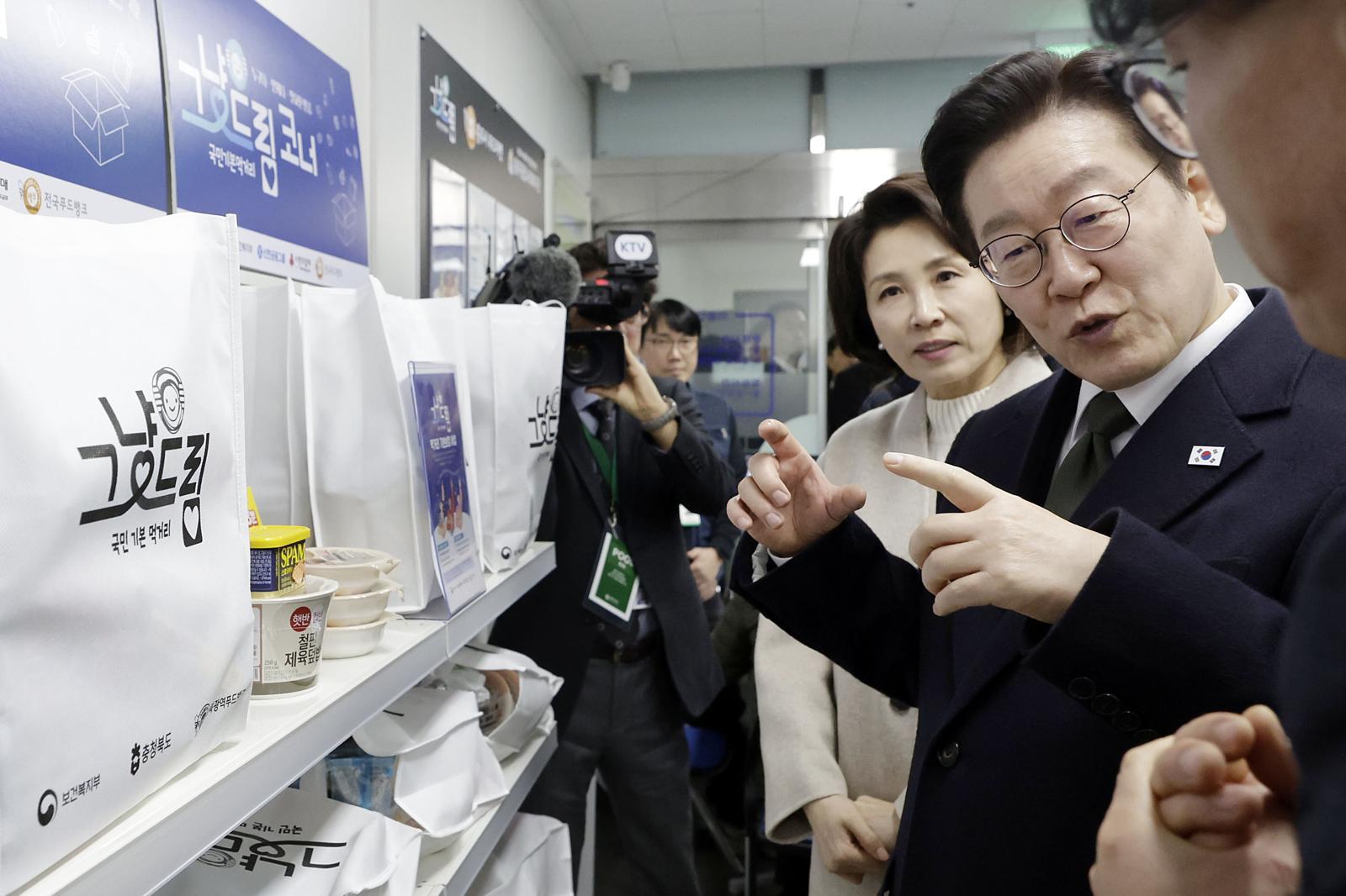 이재명 대통령이 부인 김혜경 여사와 함께 충북 충주 건강복지타운 내 ‘그냥드림 코너’를 방문해 사업 운영 현황에 대한 이야기를 나누고 있다. 그냥드림은 정부가 경제적 어려움을 겪는 국민 누구에게나 회당 2만 원 상당의 먹거리와 생필품을 지원하는 사업이다. 
청와대사진기자단