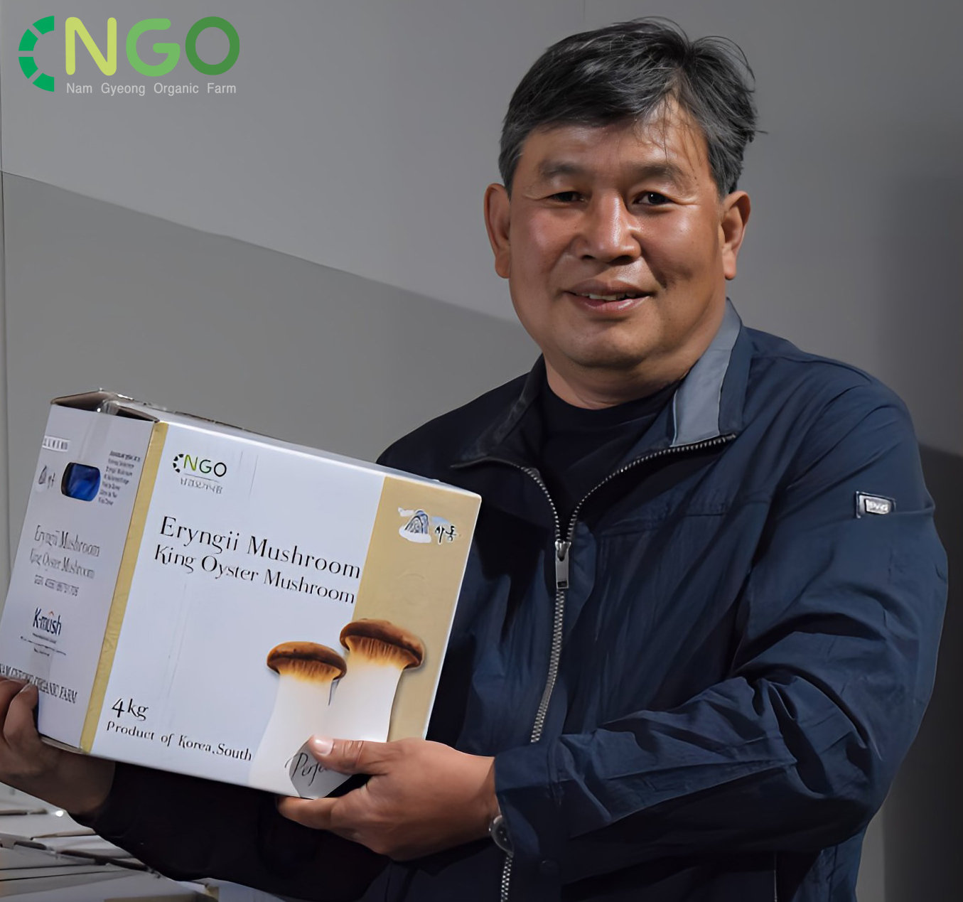 김익동 남경오가닉팜 대표가 수출용으로 포장된 새송이버섯을 들어 보이고 있다. 남경오가닉팜(유) 제공