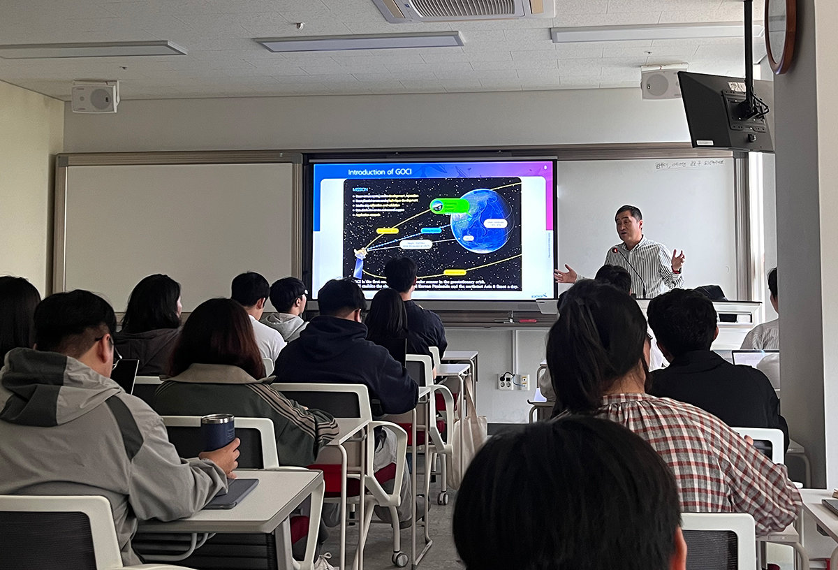 지난해 10월 부산 영도구 국립한국해양대에서 학생들이 ‘해양과학기술특론’을 듣고 있다. 한국해양과학기술원 소속 연구원이 특론을 직접 가르치고, 학생들은 해양 현상을 연구 과제로 선정해 분석 등을 진행한다. 국립한국해양대 제공
