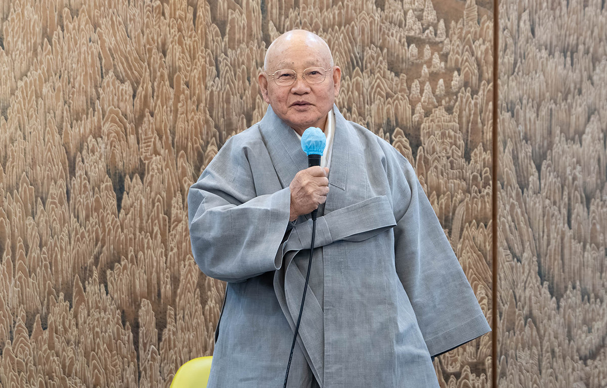 성파 스님은 “나는 그림 그리는 사람으로 출발한 게 아니라 ‘도 닦는 사람’”이라며 “아무 생각 없는 상태에서 손이 가는 대로 맡겨 두는 작업, 그것이 수행자의 예술”이라고 말했다. 경기도박물관 제공