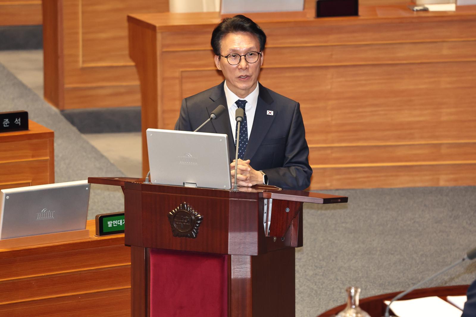 김민석 국무총리가 11일 오후 서울 여의도 국회에서 열린 제432회국회(임시회) 제6차 본회의에서 교육·사회·문화에 관한 대정부 질문에 답변을 하고 있다. 2026.02.11. 서울=뉴시스