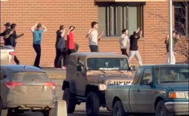 10일(현지 시간) 캐나다 서부 브리티시컬럼비아주의 산간 마을 텀블러리지의 한 학교에서 총기 난사 사건이 발생해 재학생들이 양손을 든 채 긴급 대피하고 있다. 사진 출처 X